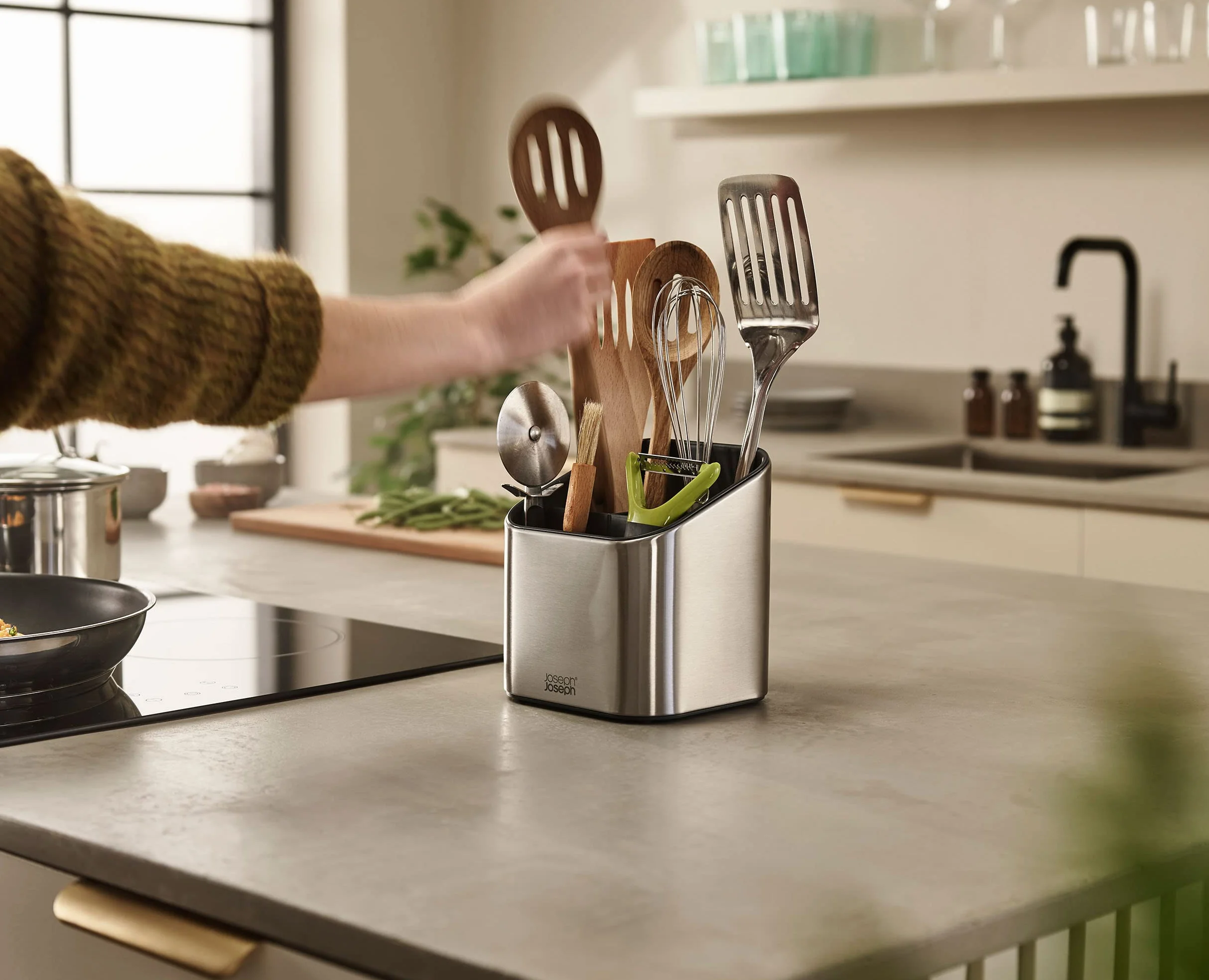 Joseph Joseph Surface - Portautensili in acciaio inossidabile con ampia capacità, piedini antiscivolo e divisori, portautensili e gadget da cucina a prova di impronte digitali - Grigio