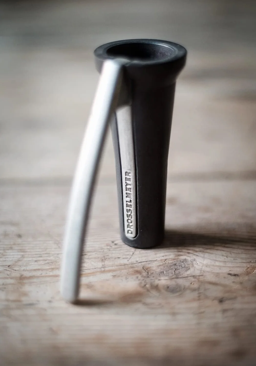 Drosselmeyer Schiaccianoci di Design - Efficace su noci di tutte le dimensioni con il minimo sforzo - Schiaccianoci resistente - Molto forte e robusto - Progettato e prodotto in Svezia (Nero)
