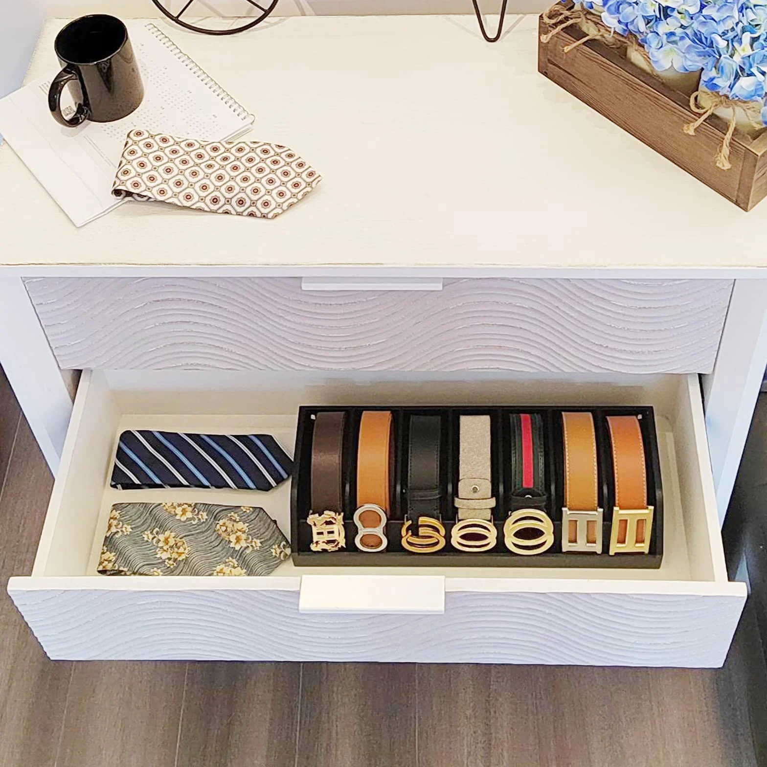 B4Life Organizer per cinture, regalo per la festa del papà, 7 scomparti, espositore per cintura da uomo, in bambù per armadio e cassetto, espositore per cinture, organizer per cinture da parete