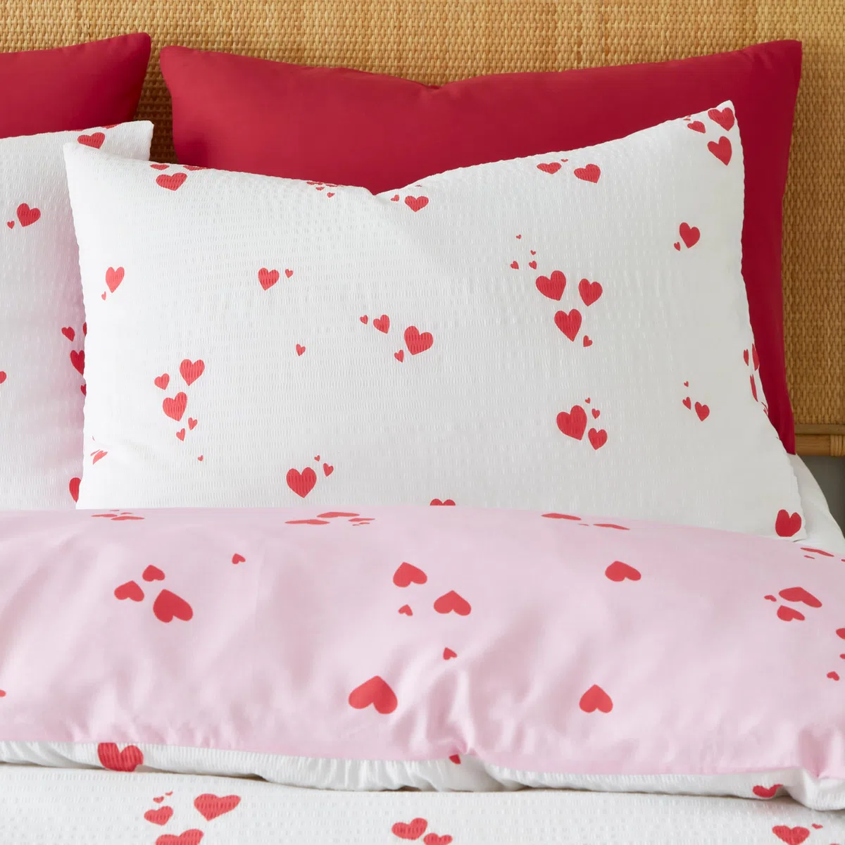 Catherine Lansfield Seersucker - Set copripiumino matrimoniale con federe a forma di cuore, bianco/rosso