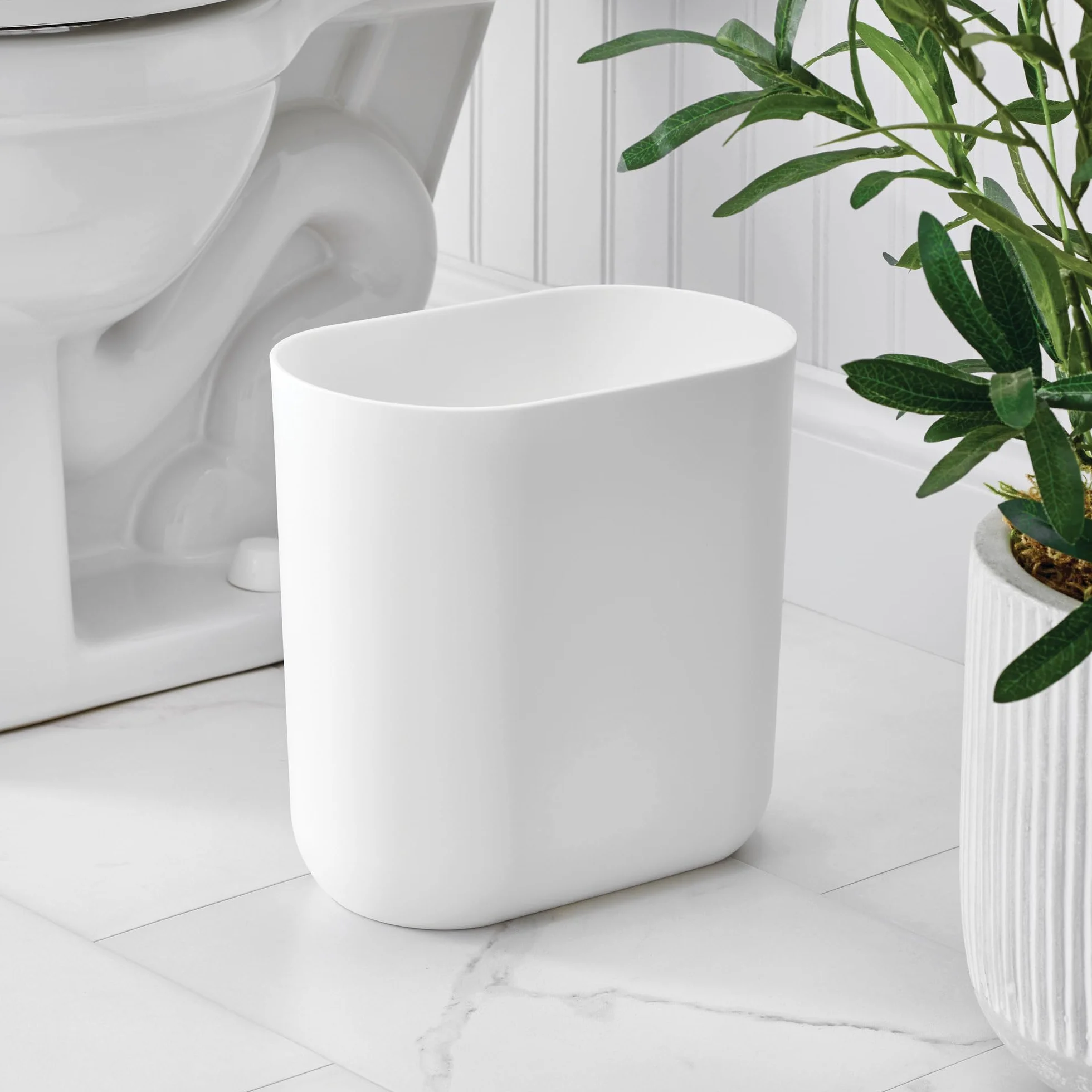 iDesign Cade Cestino spazzatura per bagno o cucina, Piccola pattumiera bagno in plastica, Cestino design per cosmetici, bianco