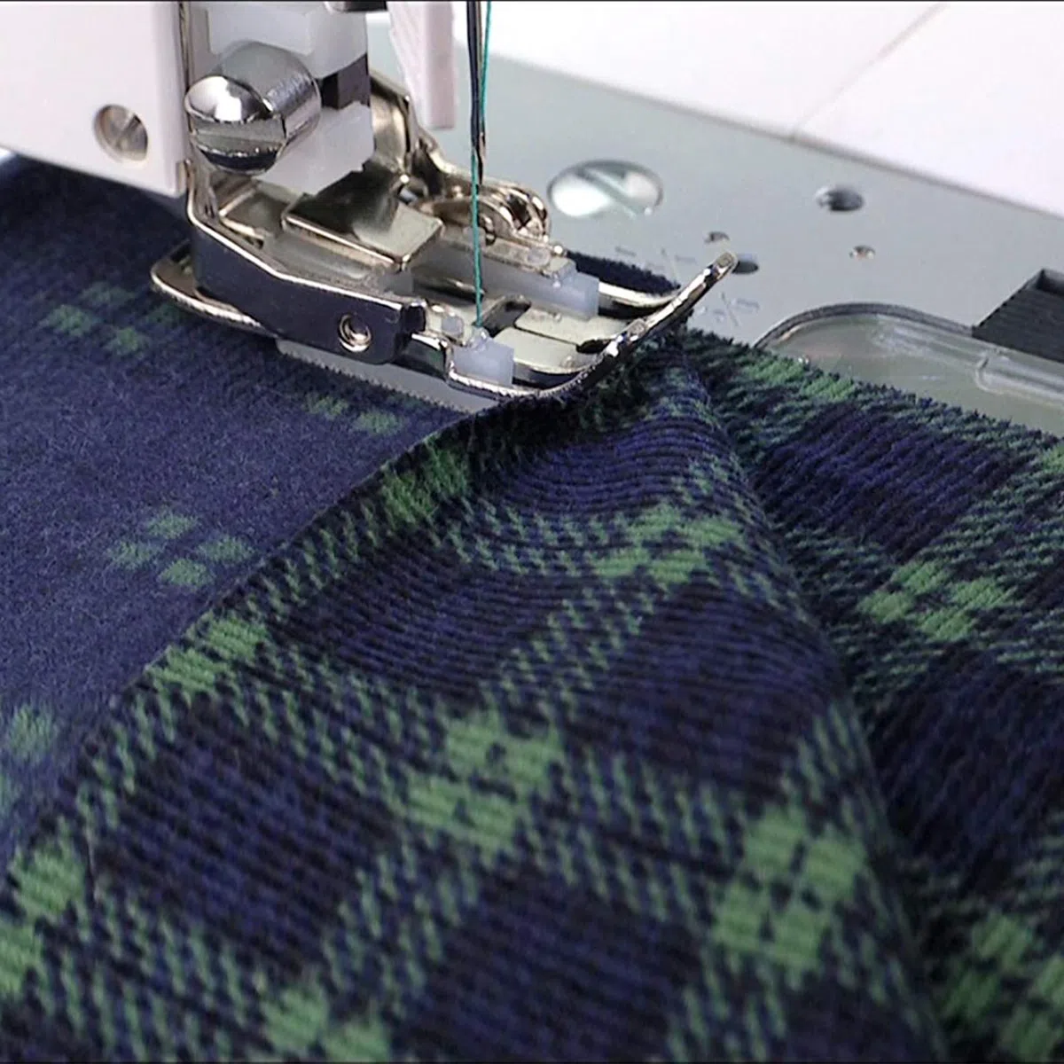 SINGER Piedino a forchetta, perfetto per strisce e plaid abbinati, trapuntatura e cucito con tessuti in pile