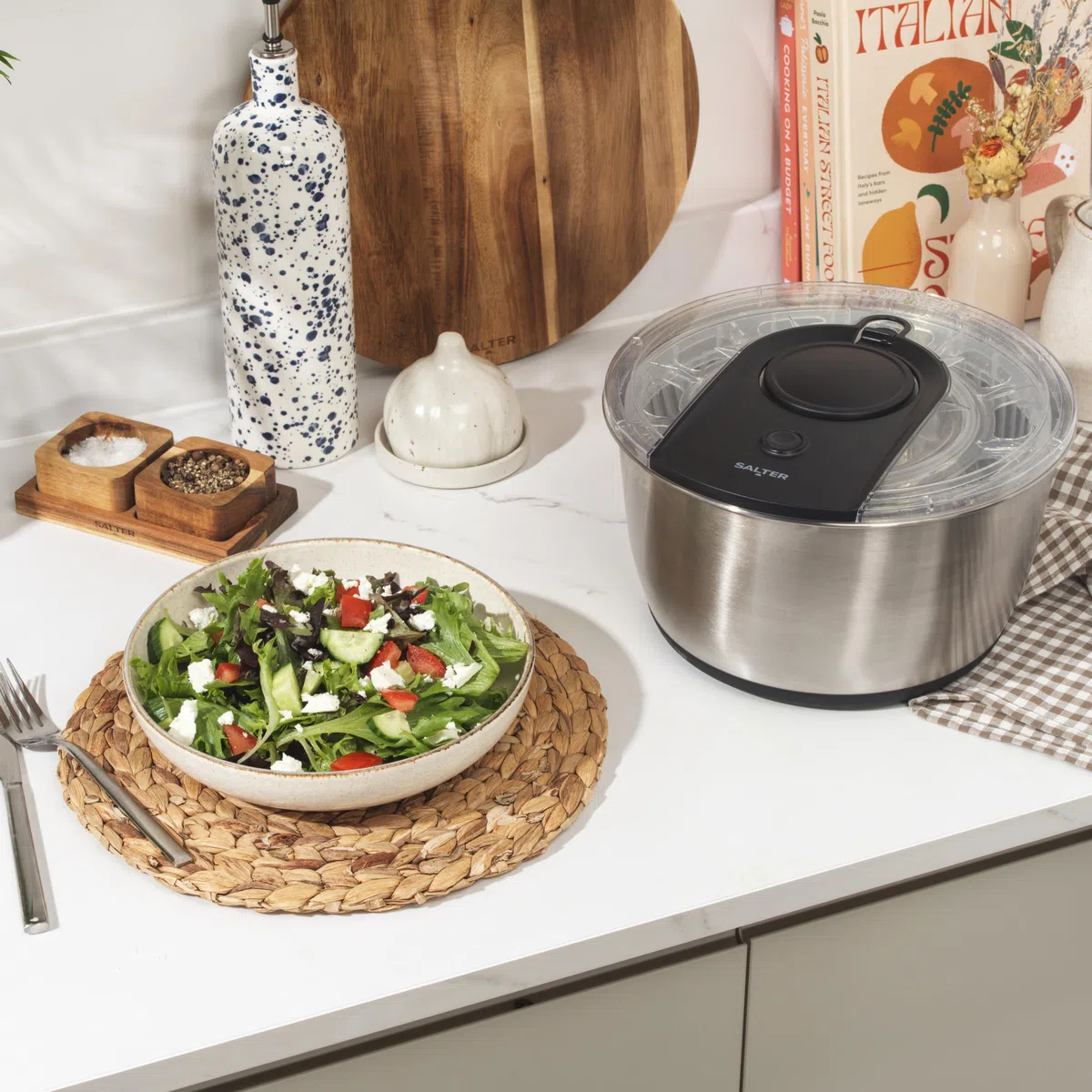 Salter Expert Salad Spinner – 6 Litri, Ciotola a Doppio Uso Con Scolapasta, Lava, Asciuga e Servi, Asciugatore per Lattuga, Pompa Bloccabile Per Facile Riporre, Base Antiscivolo, Aggiungi Condimento
