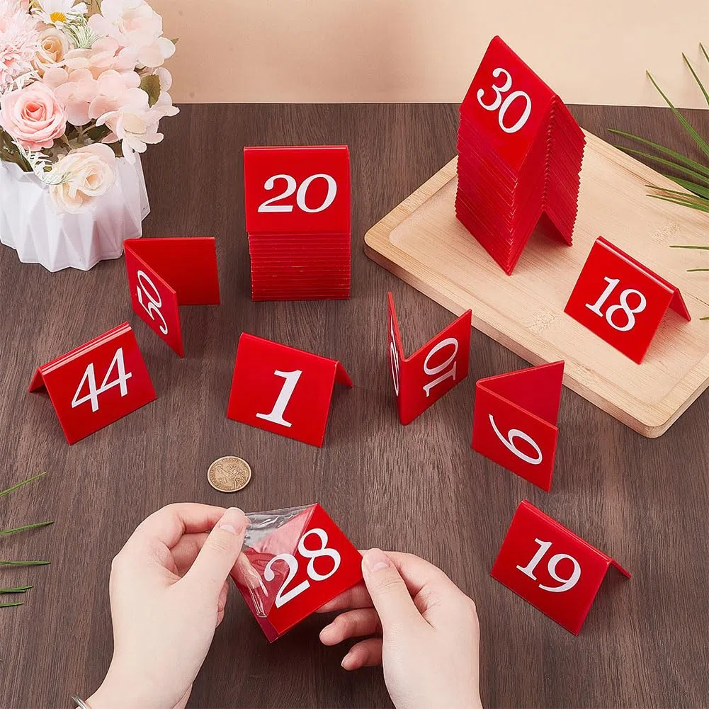 OLYCRAFT 50pz Numeri Da Tavolo In Acrilico 1-50 Numeri Da Tavolo per Ristoranti Numero Da Tavoli A Tenda Bifacciali Cartelli con Numero Rossi 6.3x5.3x5cm per Banchetti Ricevimenti Ristoranti Matrimoni
