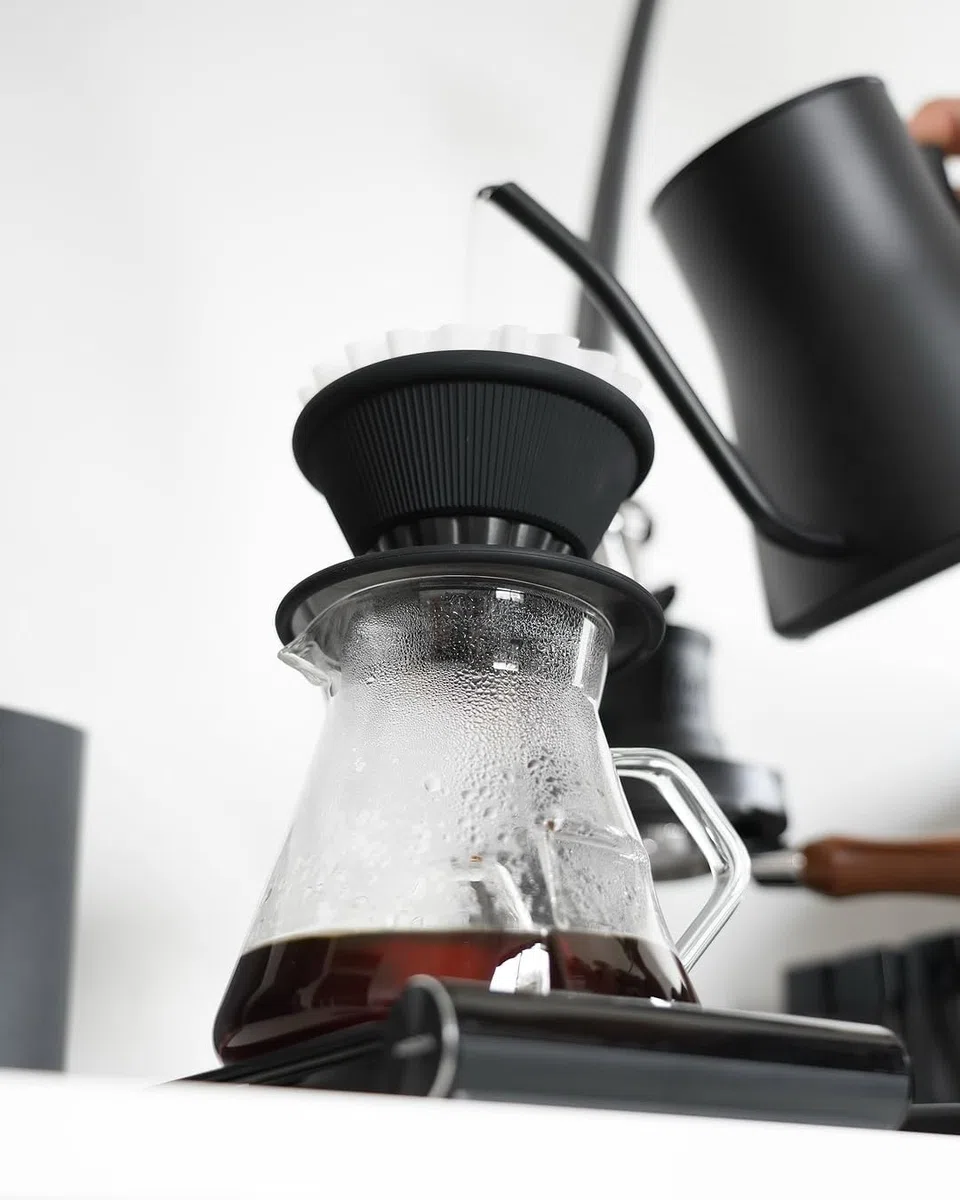 Normcore Gocciolatore per caffè 2 in 1, per 1-2 tazze di caffè, utilizza V60 e filtro ondulato, acciaio inossidabile 304 rivestito in titanio, nero