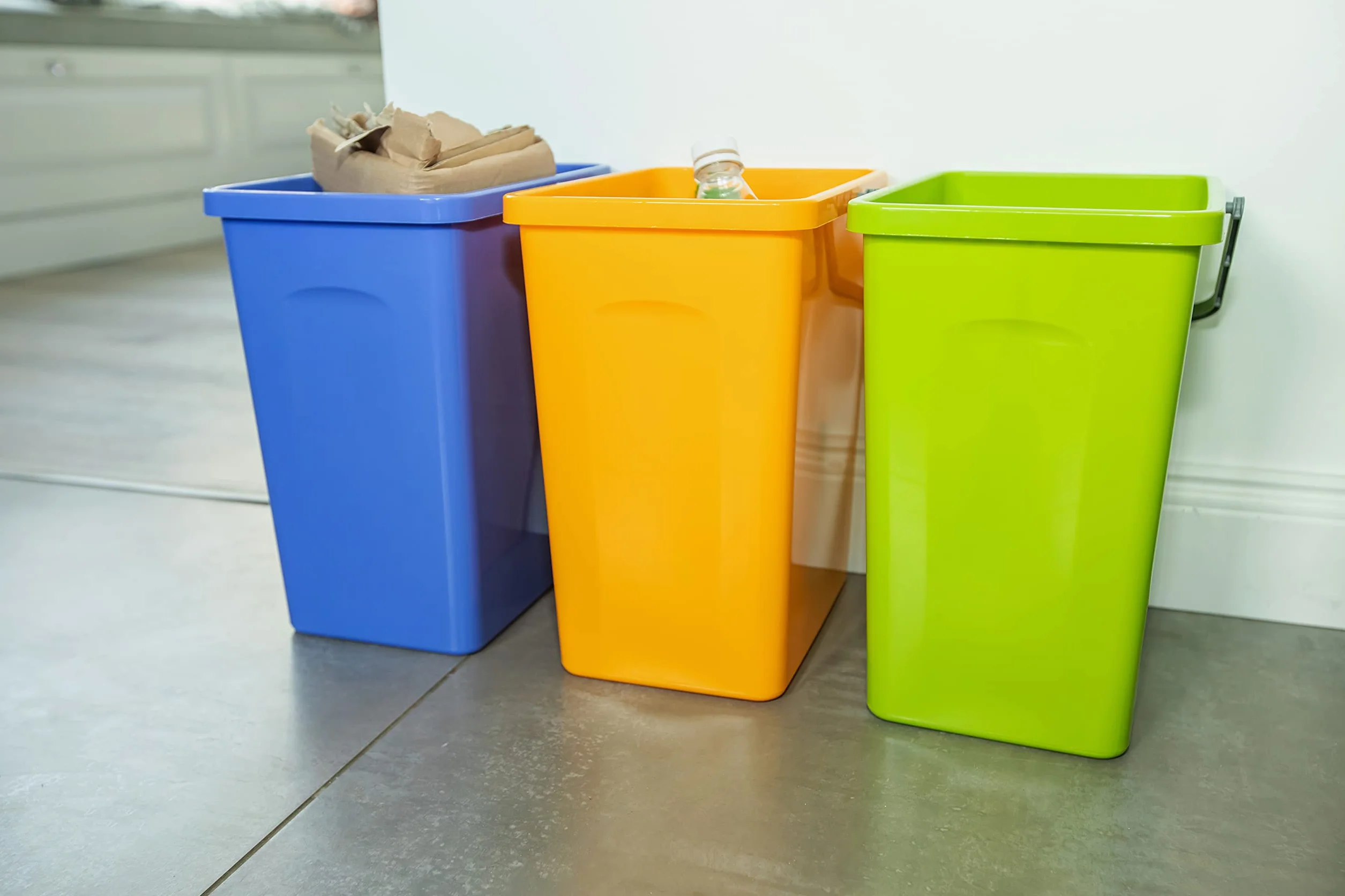 BranQ Home Essential Set Universale di 3 cestini per la Raccolta dei rifiuti con Pratico Manico in Materiale BPA di Alta qualità, Giallo/Verde/Blu, 17,5 x 26 x 29 cm (L x P x A), 5901098049603