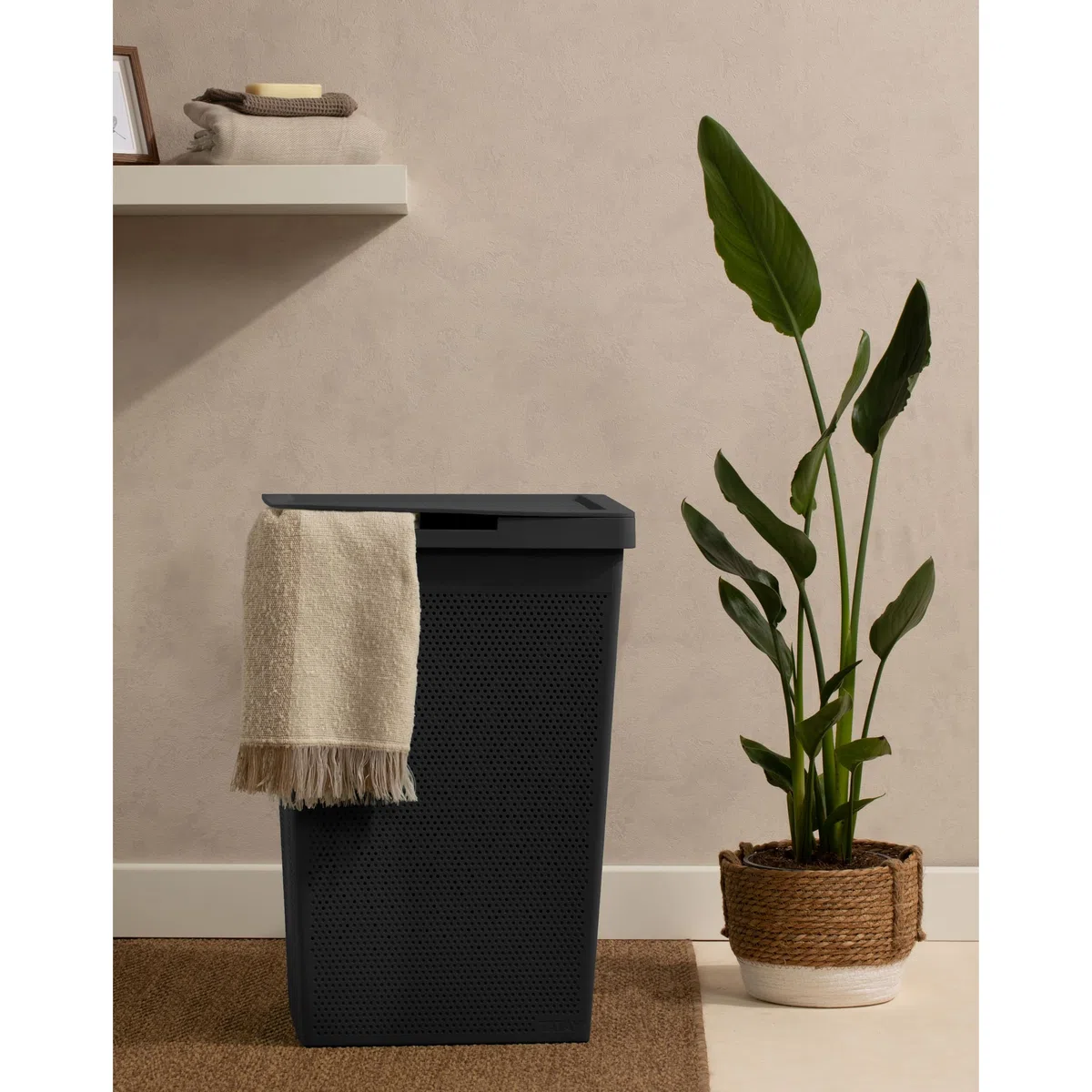 TATAY Cesto Biancheria Sporca 60L Bohol | Design Minimalista | Coperchio Ribaltabile e Maniglie Laterali | Ventilazione Ottimale | Plastica 100% Riciclata Senza BPA | 42,5x33,5x60 cm, Nero
