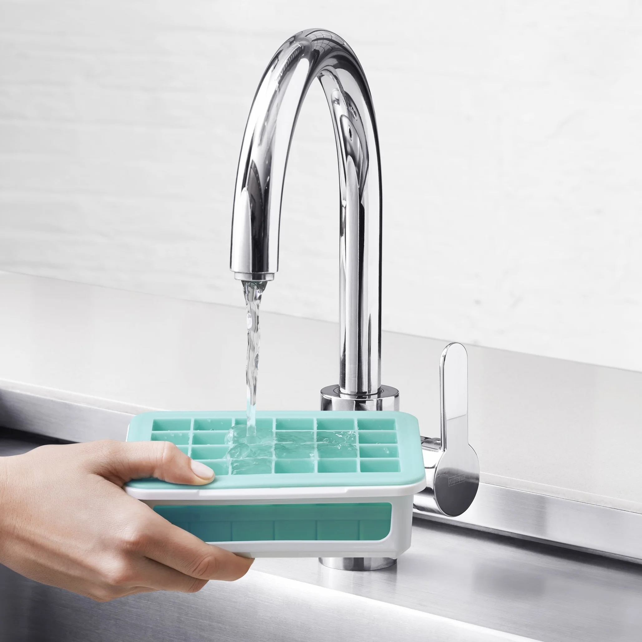 OXO Good Grips Vaschetta per ghiaccio da freezer con coperchio in silicone - Piccola