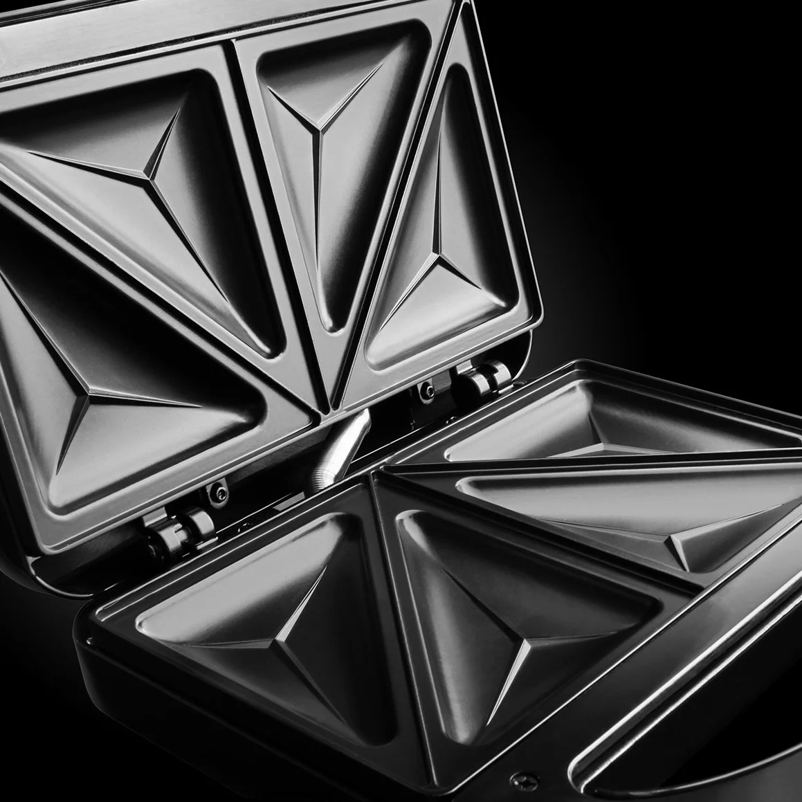 Russell Hobbs Fiesta Sandwich Maker Deep Fill 3-in-1, Sandwich, Waffle, Grill, 760 W, Funzioni Panini, Toast e Griglia, Design Compatto Nero – 24540-56