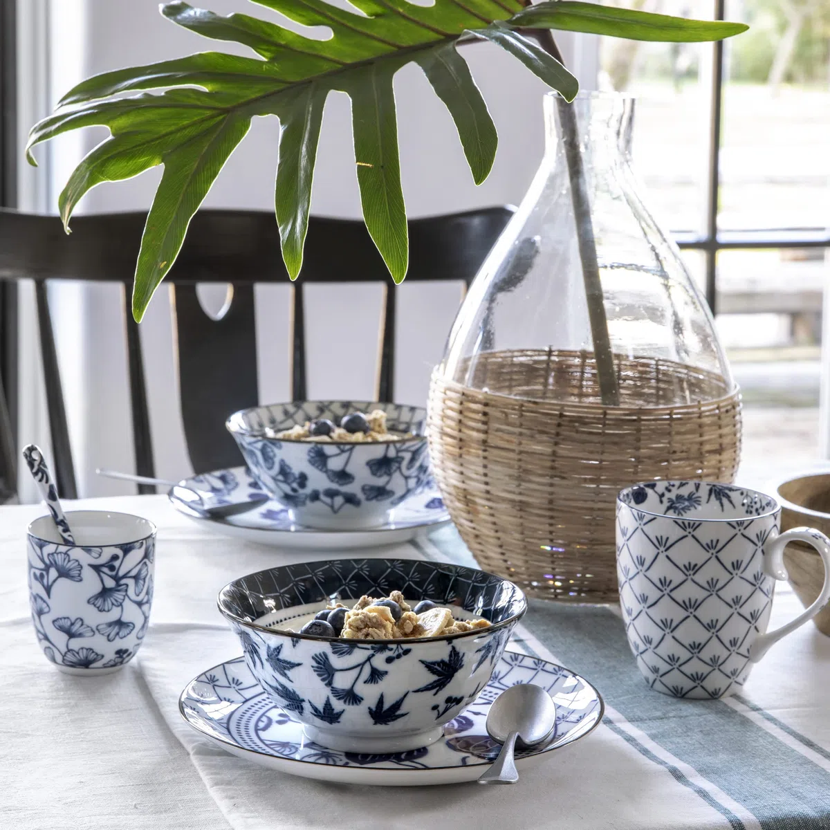 Tokyo design studio Flora Japonica - Set per sushi, 6 pezzi, 2 piatti per sushi, 2 ciotole per salsa, 2 paia di bacchette, porcellana asiatica, design giapponese, con confezione regalo