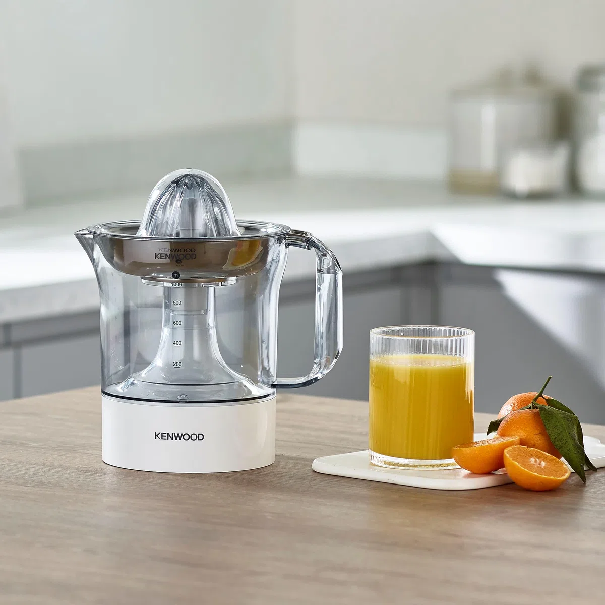 Kenwood JE290A Spremiagrumi elettrico, rotazione a destra e sinistra, base antiscivolo, vano portacavo, capacità caraffa 1L con misuratore graduato, pratico beccuccio, compatto, 40w, Bianco
