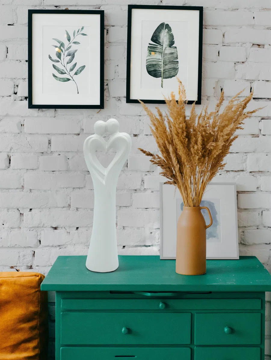 Elegante scultura cuore coppia - coppia innamorata a forma di cuore fatta di ceramica in bianco per la decorazione - Moderna figura 28cm come simbolo di amore e felicità - regalo di alta qualità