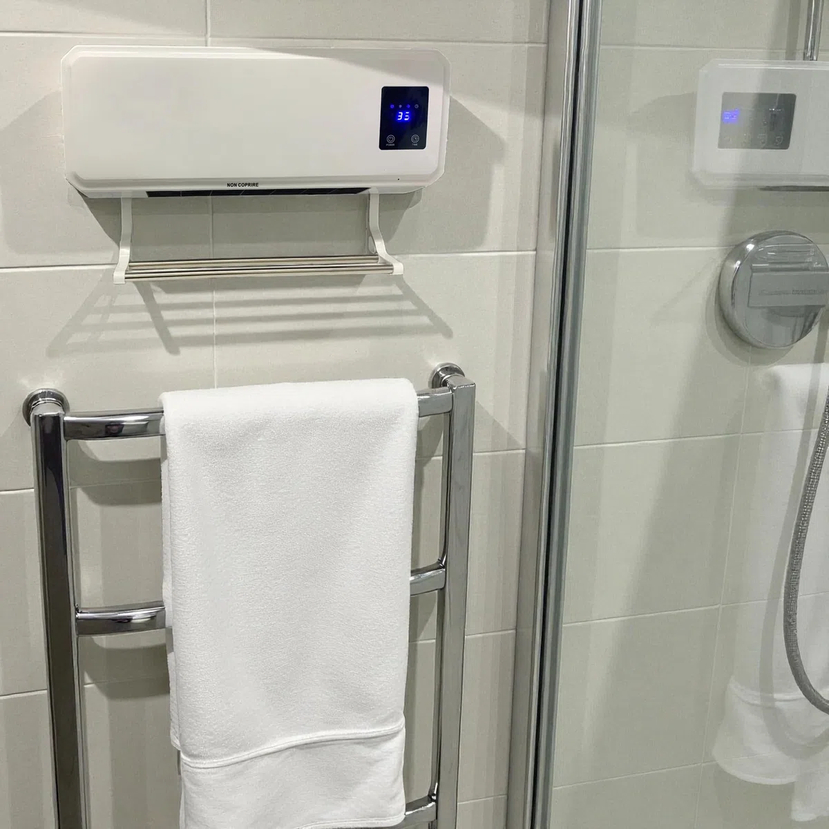 Stufa Elettrica a Parete Termoventilatore 2000W Aria Calda Fresca con Telecomando Timer 12H Display LCD Digitale Caldobagno Elettrico a Basso Consumo con Supporto Asciugamani/stendino integrato