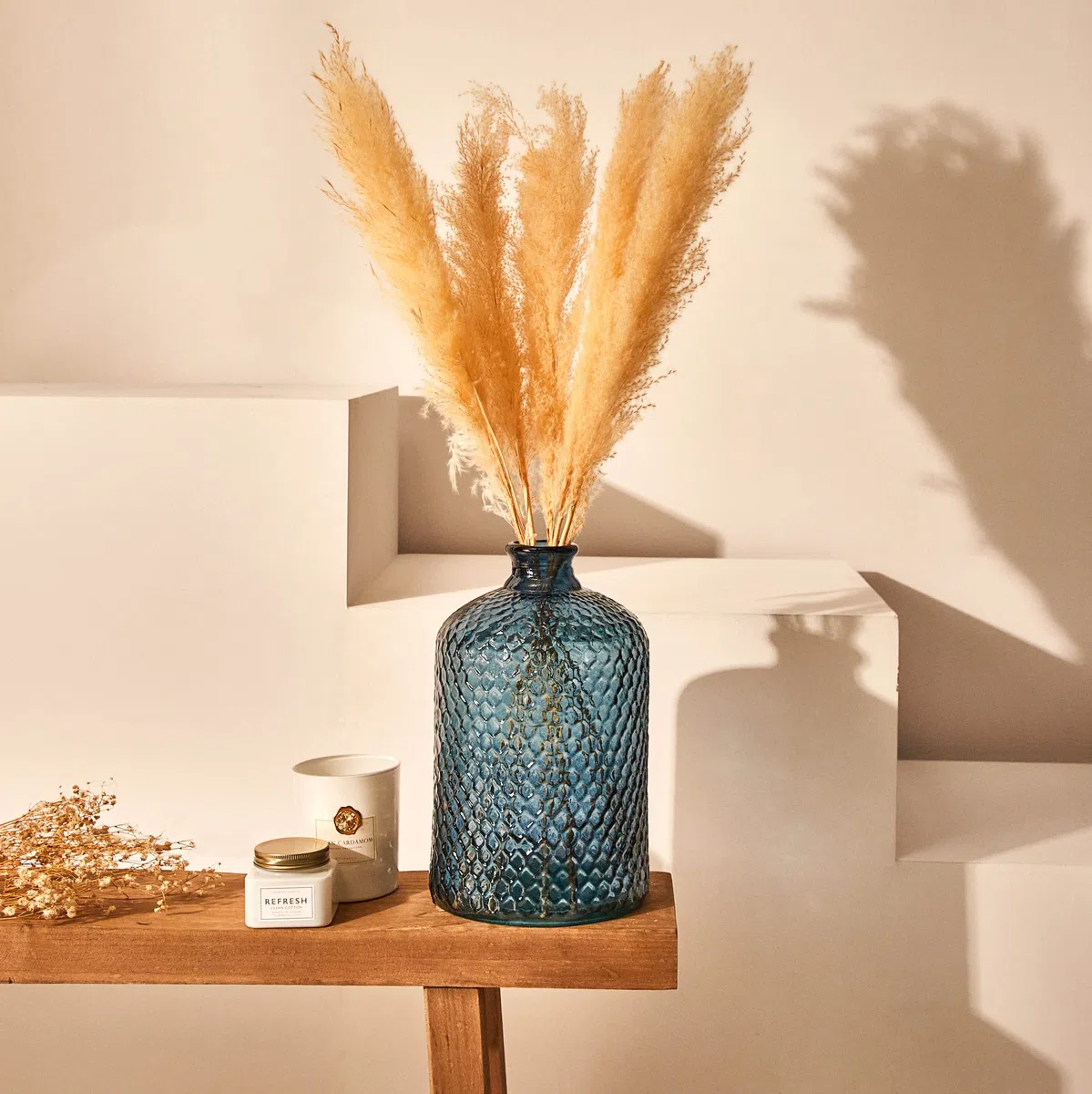 Bottiglia di vetro riciclata di grandi dimensioni con design a scaglie in rilievo - Caraffa di vetro in stile mediterraneo lavorata a mano per la decorazione della casa (Blu Navy)