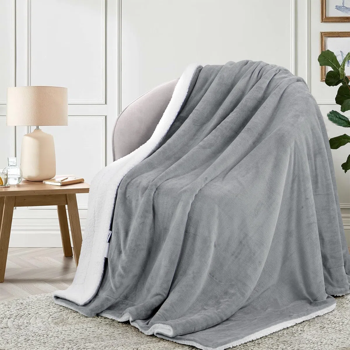 Aisbo Plaid Coperta Pile Singolo - Coperta Calda Invernale per Divano e Letto Singolo 150x200 cm Pile di Flanella e Sherpa Morbida Grigia Chiaro, Sherpa Blanket for Sofa and Couch