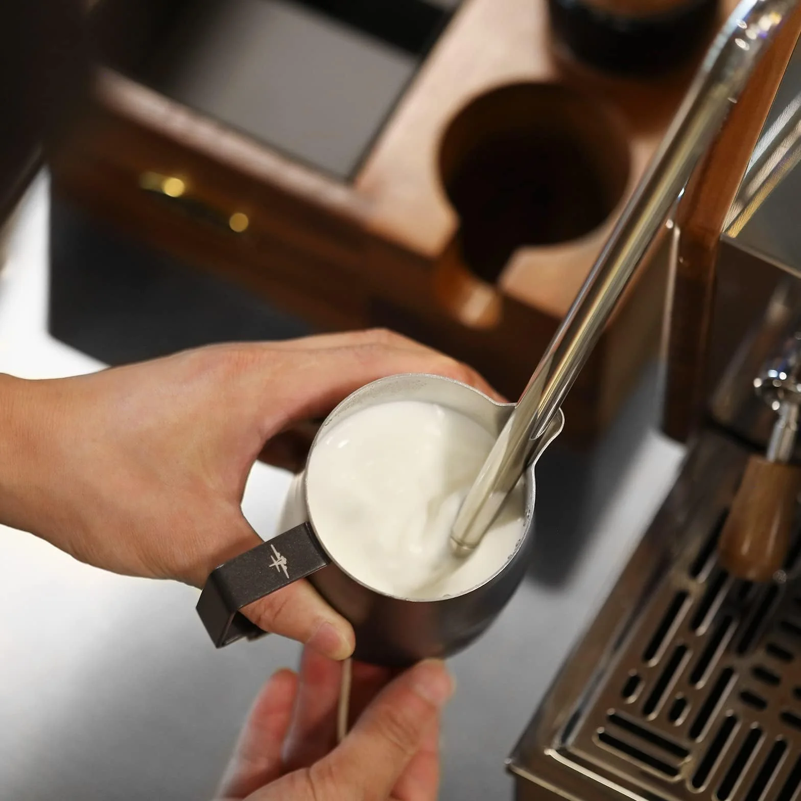 MHW Bomber - Brocca per schiumalatte da 450 ml, in acciaio inox, brocca per caffè espresso a vapore – Brocca per latte Barista Latte Art con beccuccio rotondo P6006W