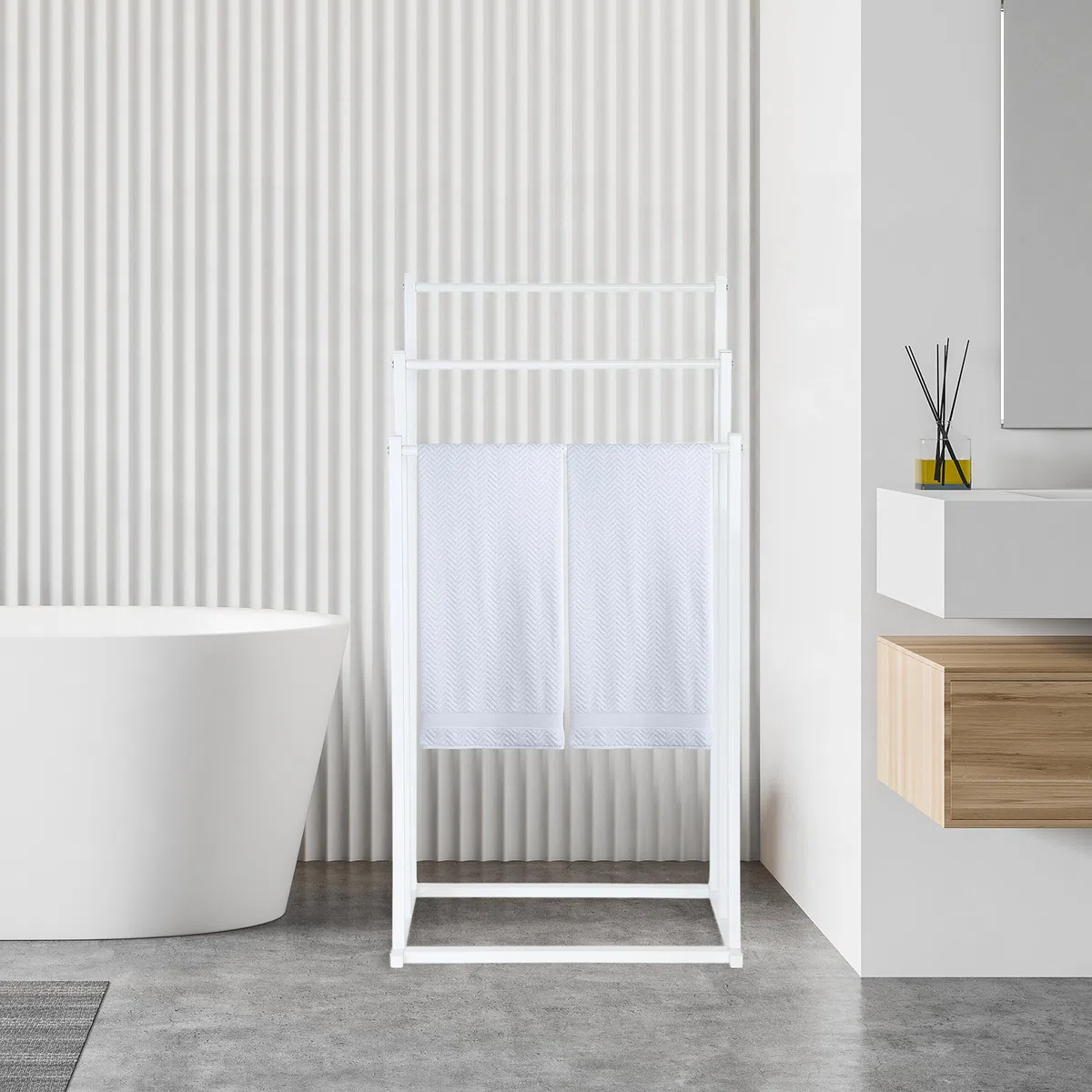 Portasciugamani Relaxdays, H x L x P: 86 x 44 x 21 cm, Metallo, 3 stanghe, Bagno, portasciugamani, Bianco