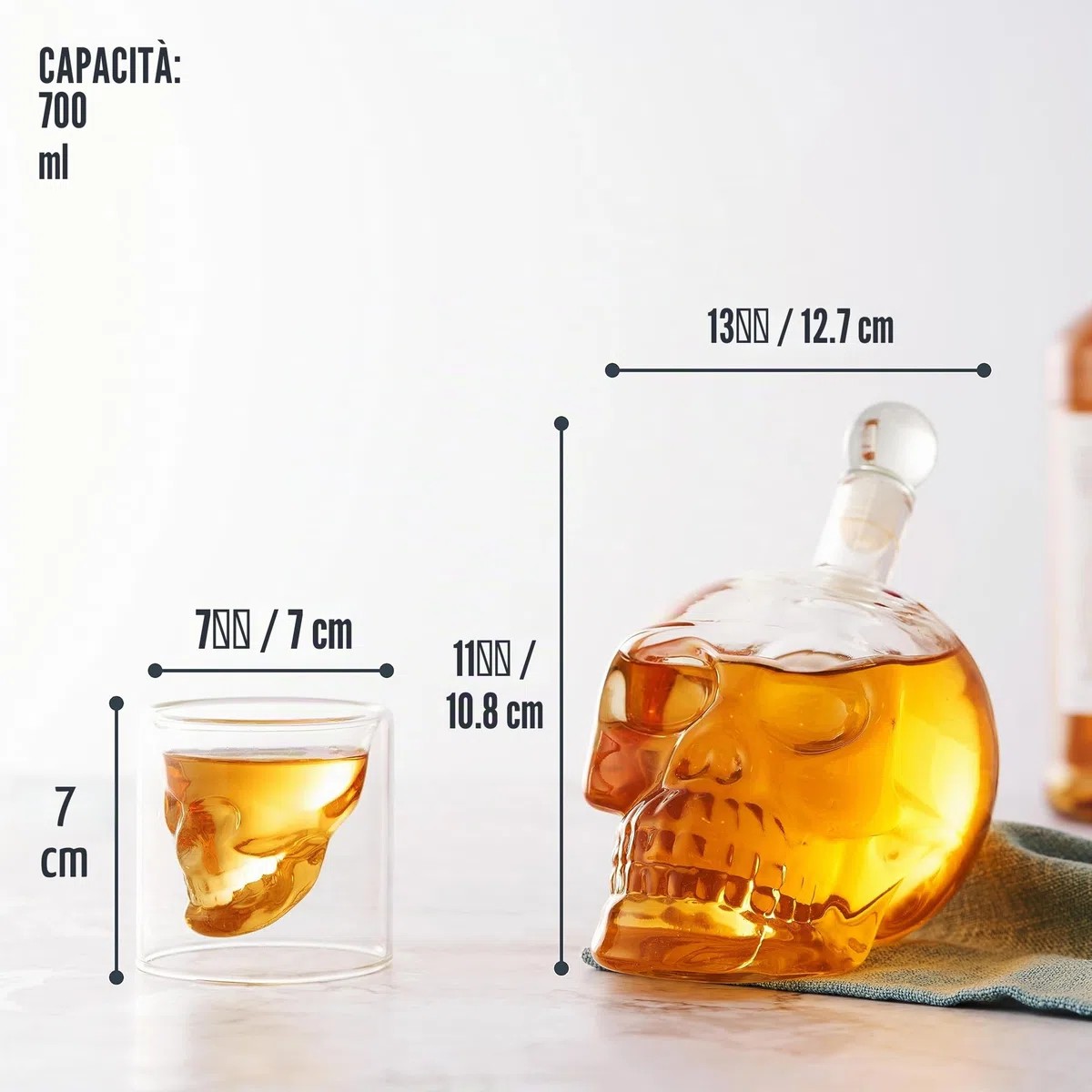 Oak & Steel - Decanter per Whisky e Grappa a Forma di Teschio (700 ml) - Include Bicchieri (75ml) e Tappo in Vetro - Confezione Regalo con Design Raffinato