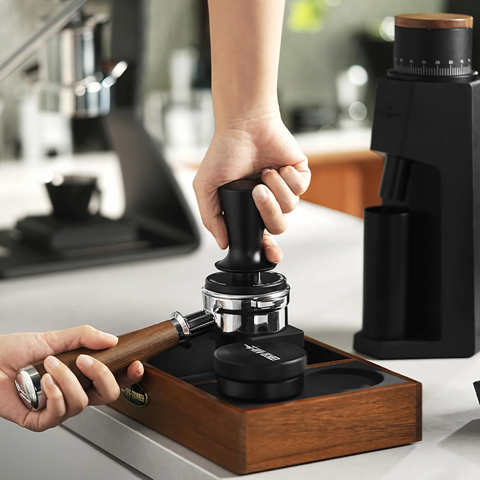MHW-3BOMBER Tamper per caffè autolivellante da 58 mm, con rimbalzo automatico a 2 molle, strumento manomissione da 58,35 mm per macchine da espresso, strumento barista, T6101-OS