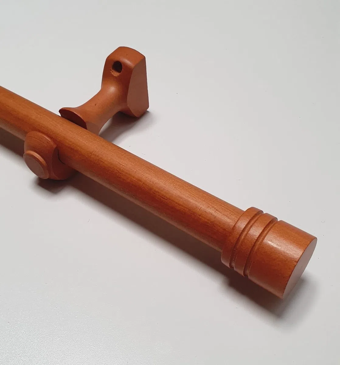 MadeInNature Bastone per tende in legno, diametro 28 mm, kit asta per tende completo con punte e staffe, lunghezza e colori a scelta (ciliegio, punta tappo, lunghezza 1,40 m)