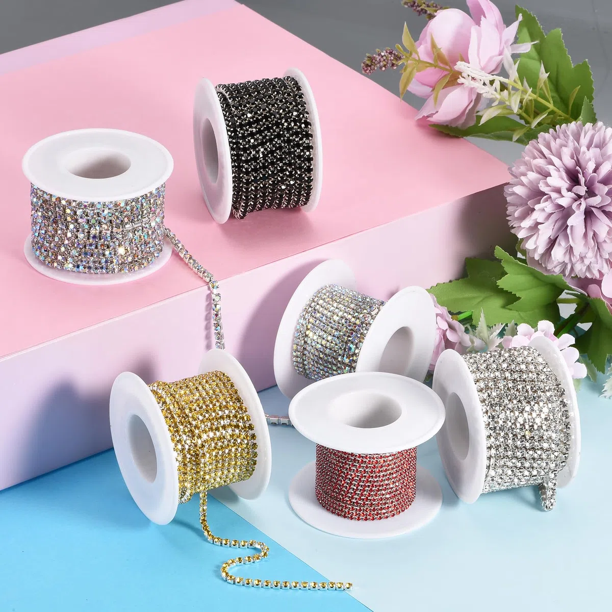 QUARKZMAN 6 Rotolo 33 Iarde 3MM Cristallo Strass Chiusura Catena Rifinitura, Cucire su Catena Strass Cristallo Rifinitura per Cucito Artigianato Nozze Festa Fai-da-Te Decorazione, 6 Color