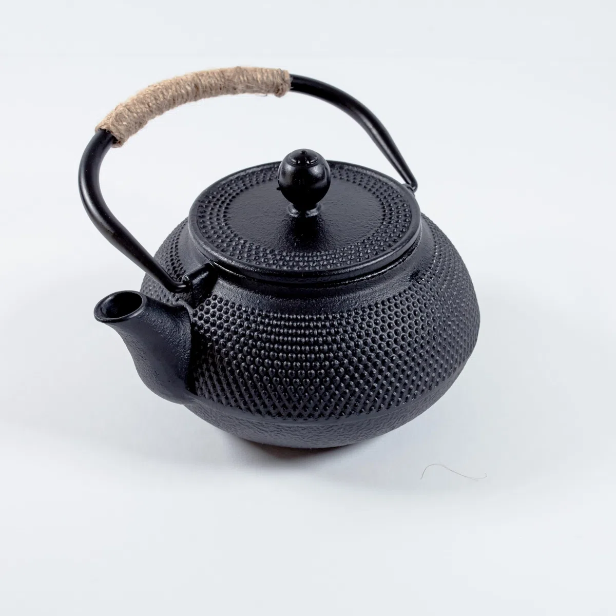 Treasy Teiera in ghisa 850 ml in stile giapponese - Teiera in ghisa con colino da tè in acciaio inox - Teiera in ferro nero per tè sfuso - Design tradizionale giapponese