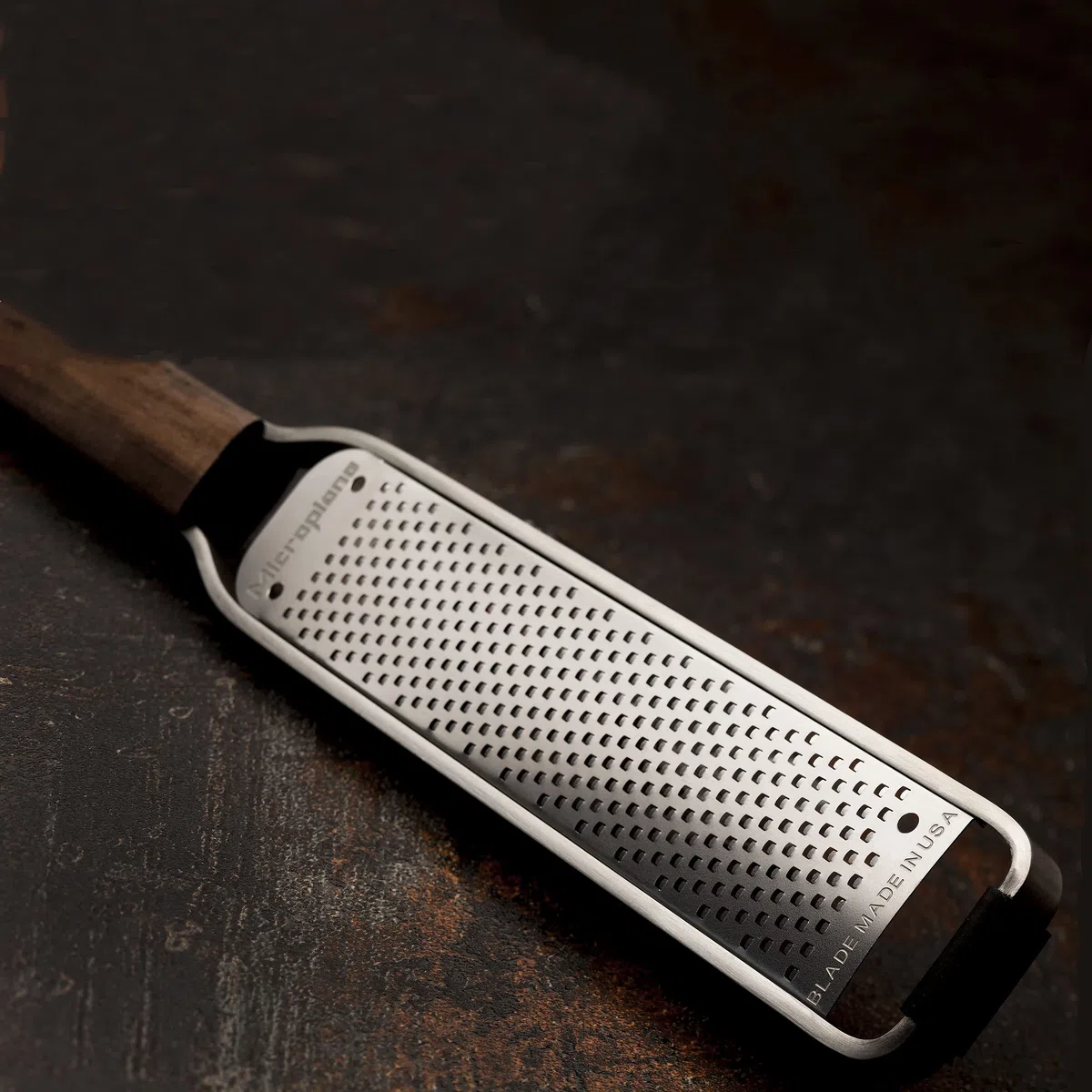 Microplane Grattugia Zester per Agrumi, Formaggio a Pasta Dura, Zenzero, Cioccolato e Noce Moscata con Manico in Legno di Noce e Lame in Acciaio Inossidabile – Made in USA