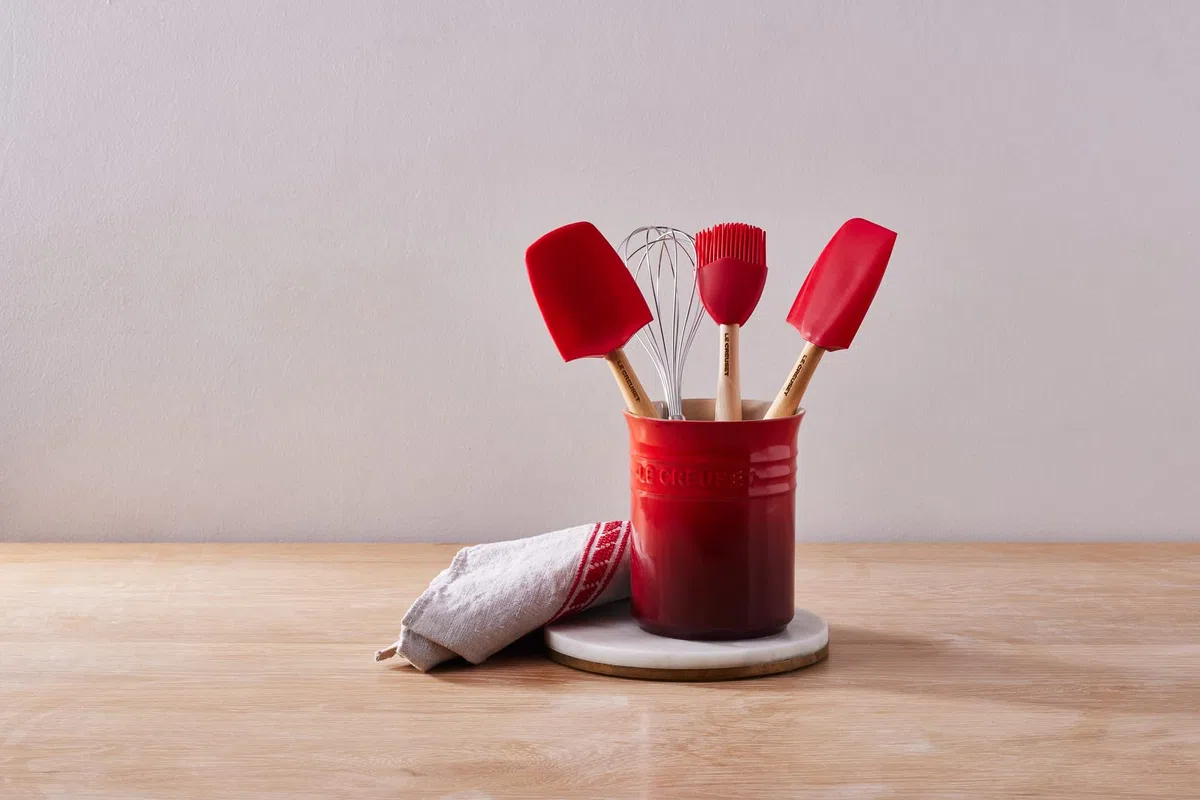 Le Creuset Contenitore spatole in gres vetrificato per Utensili da Cucina, 1.1 Litri, Rosso Ciliegia, 71501110600001