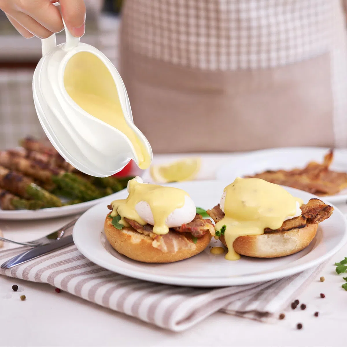 Salsiera in Kremik con vassoio, ciotola da portata con manico, dispenser con cucchiaio per salsa gourmet, per latte, braciole di maiale, dessert, idea regalo per microonde e lavastoviglie