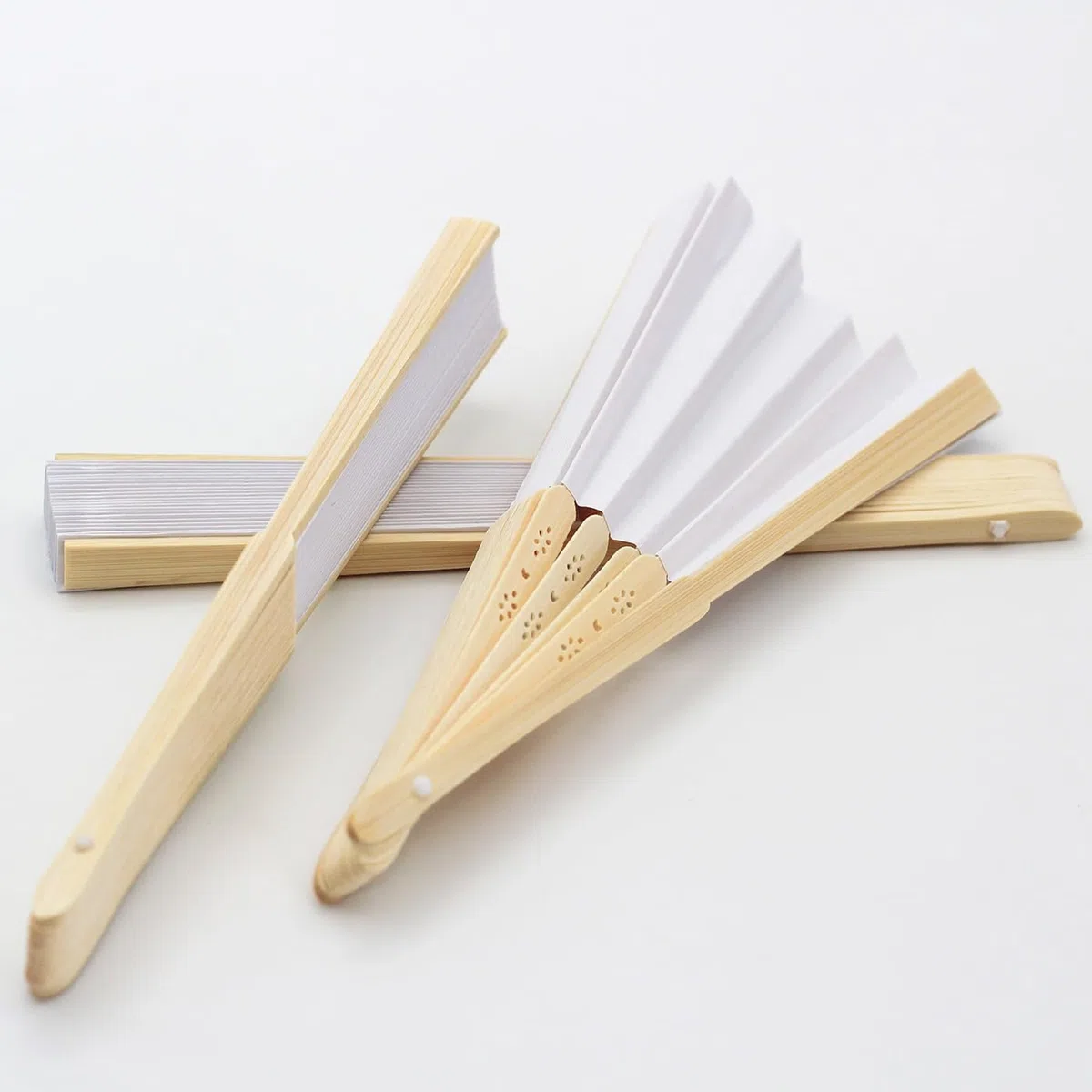 GeDi - Ventagli di Legno bambù e Carta Bianca – Perfetti per Matrimoni, Eventi, Segnaposto, Chiesa e Feste (48 Pezzi)