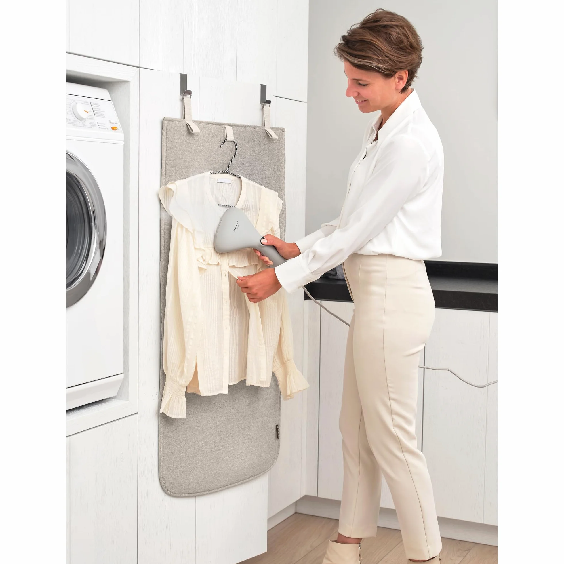 Brabantia - Coperta Steaming appendibile - Termoresistente per la Stiratura a Vapore dei Capi - Ganci, Strato Protettivo Posteriore e Passanti per Le grucce - 110 cm x 50 cm - Grey