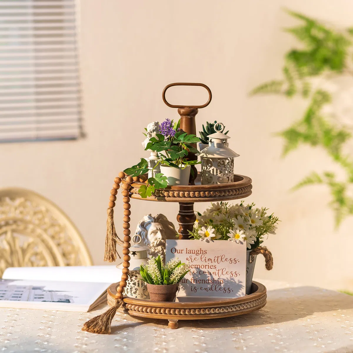 Hanobe Vassoio decorativo a più livelli in legno a 2 ripiani, due vassoi decorativi rotondi con perline per bagno, cucina, tavolino da caffè, centrotavola, bancone, Halloween, Natale, San Valentino