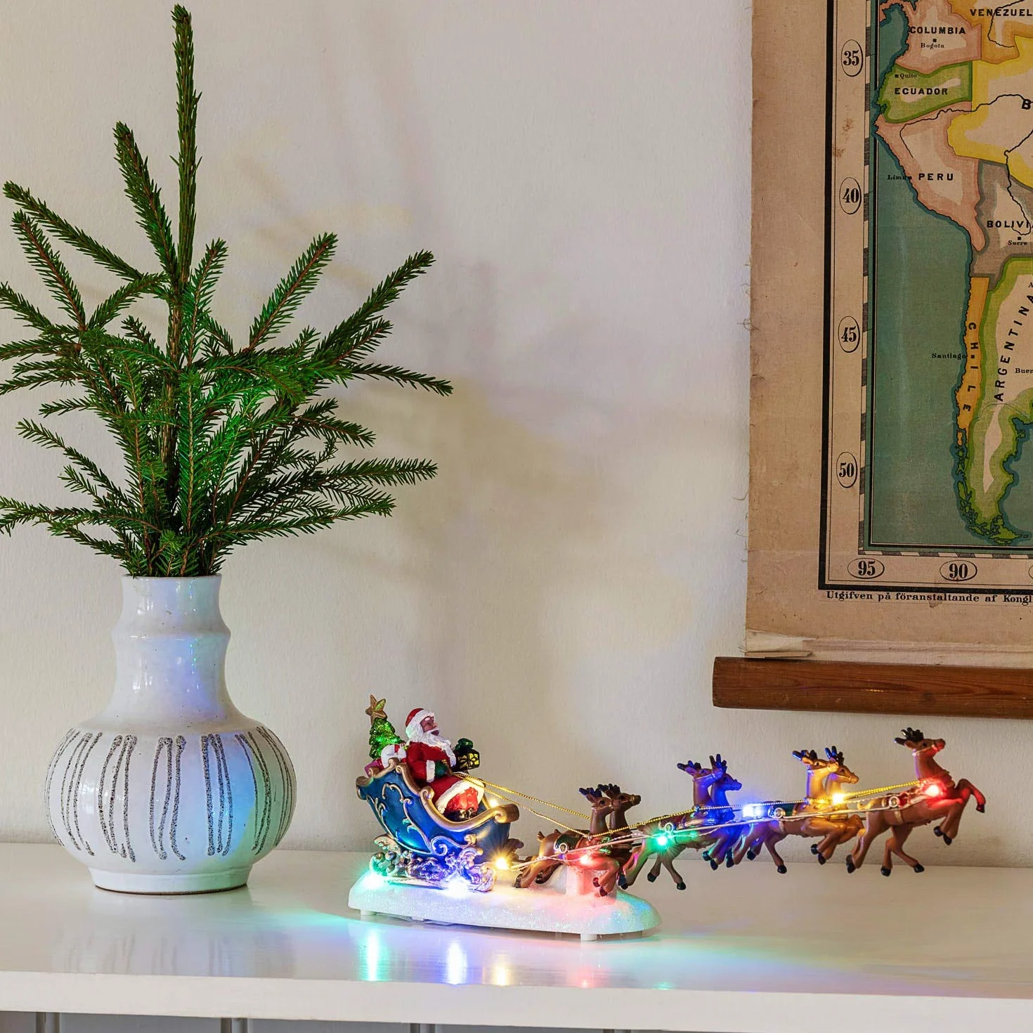 Konstsmide - Decorazione natalizia di Babbo Natale in slitta con renne, completa di lucine con funzionamento a batteria che richiede 3 batterie AAA (non incluse), diodi colorati