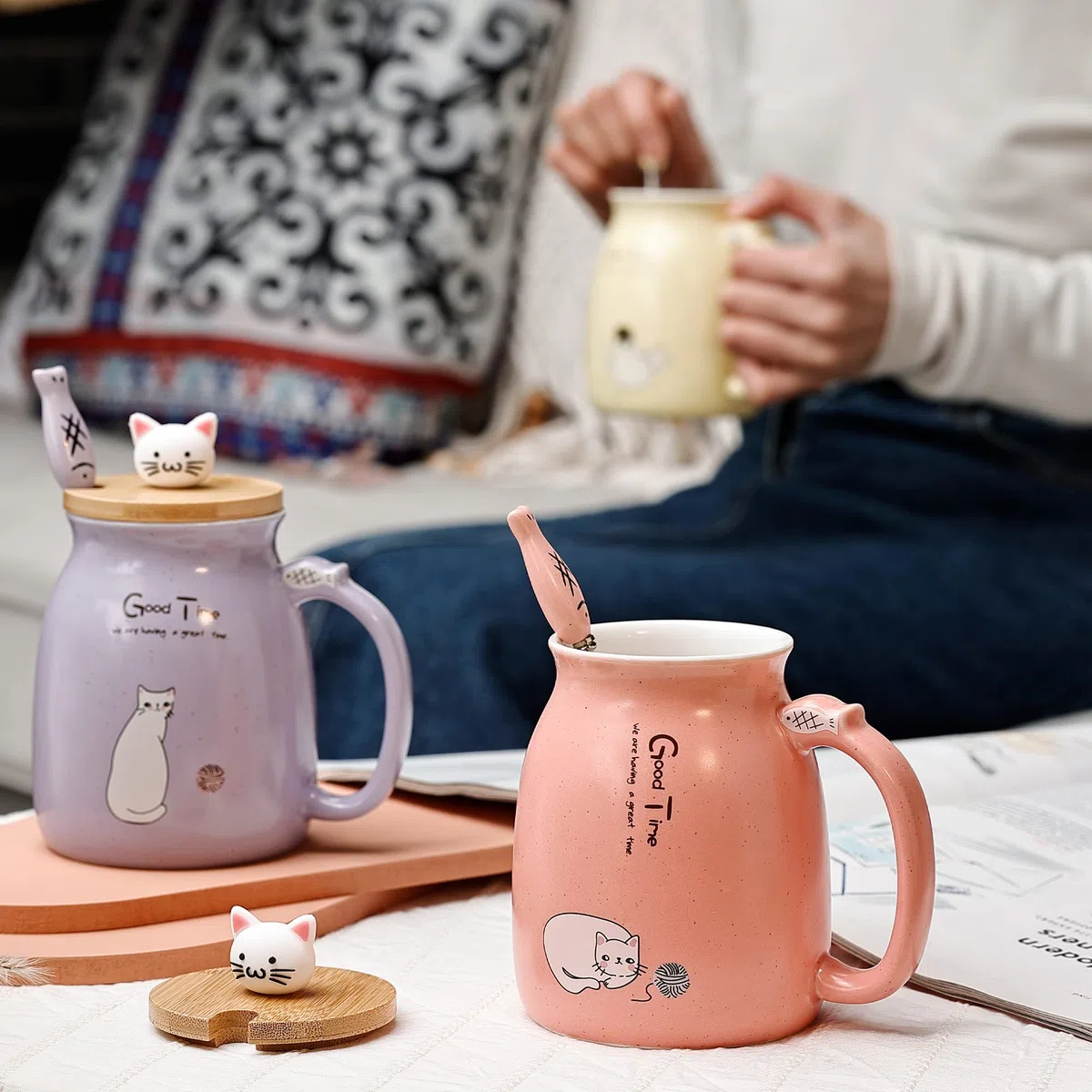 Tazze per gatti Set di 2 Tazza da tè gatto carino Tazza da caffè in ceramica con coperchio e cucchiaio Kawaii Tazze carine per le donne 500ml Natale Compleanno Tazza regalo per gatti (Viola e rosa)