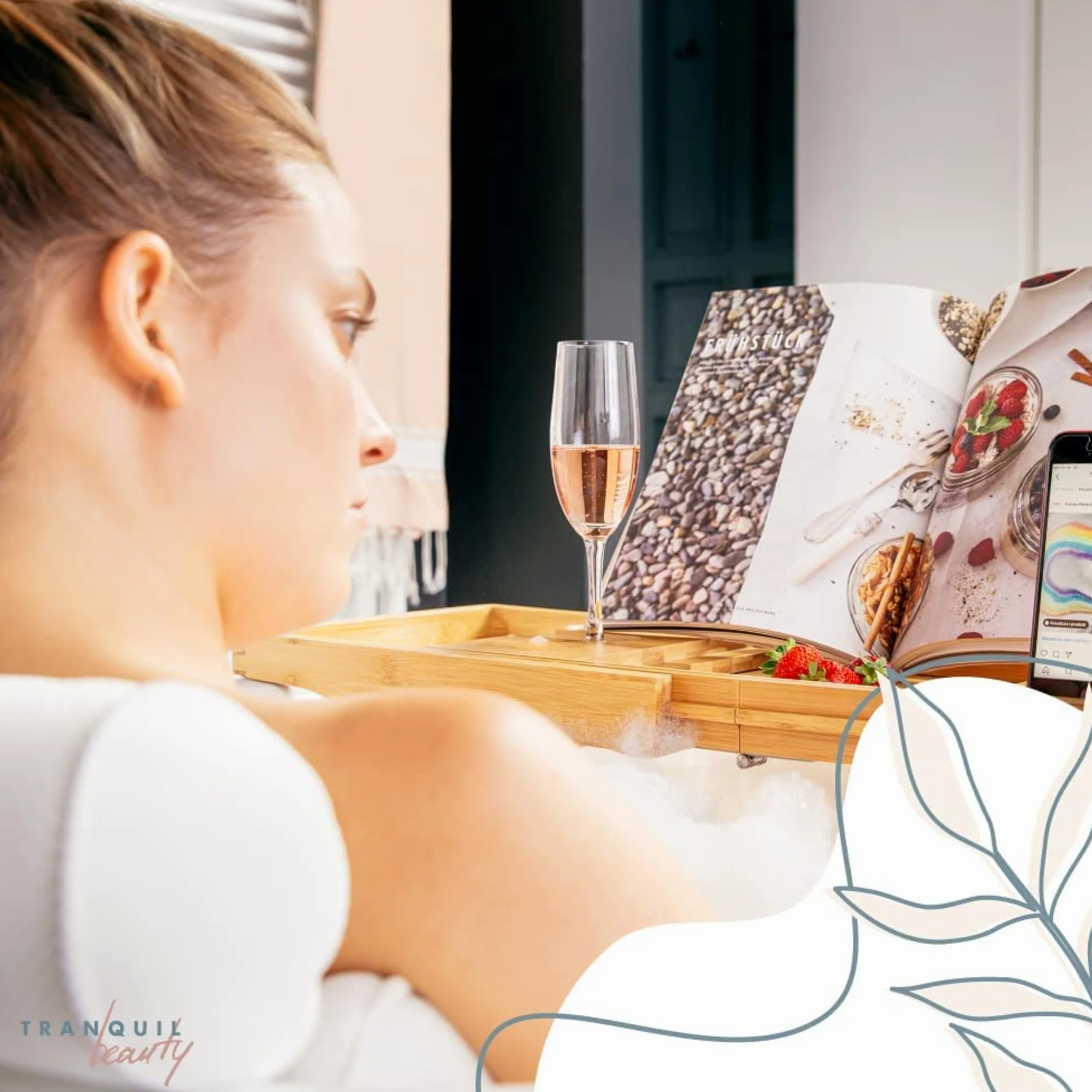 TranquilBeauty Tavola da bagno in bambù naturale sostenibile, con meccanismo a fessura sicuro per iPad, tablet e telefono | lusso allungabile sopra il vassoio da bagno con supporto per vino