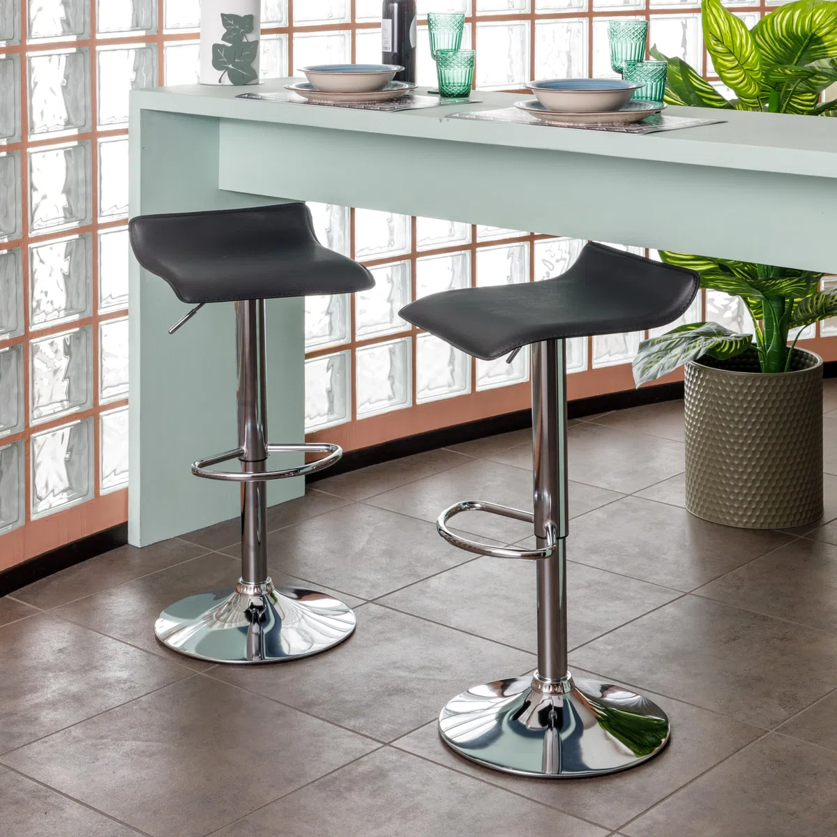 Baroni Home Sgabello Bar Girevole con Altezza Regolabile, Base Cromata con Poggiapiedi e Fondo Antigraffio, Sgabello Cucina, Ristorante, Penisola, Facile da Montare, 38x45x59-79 cm Nero, 1 Pezzo