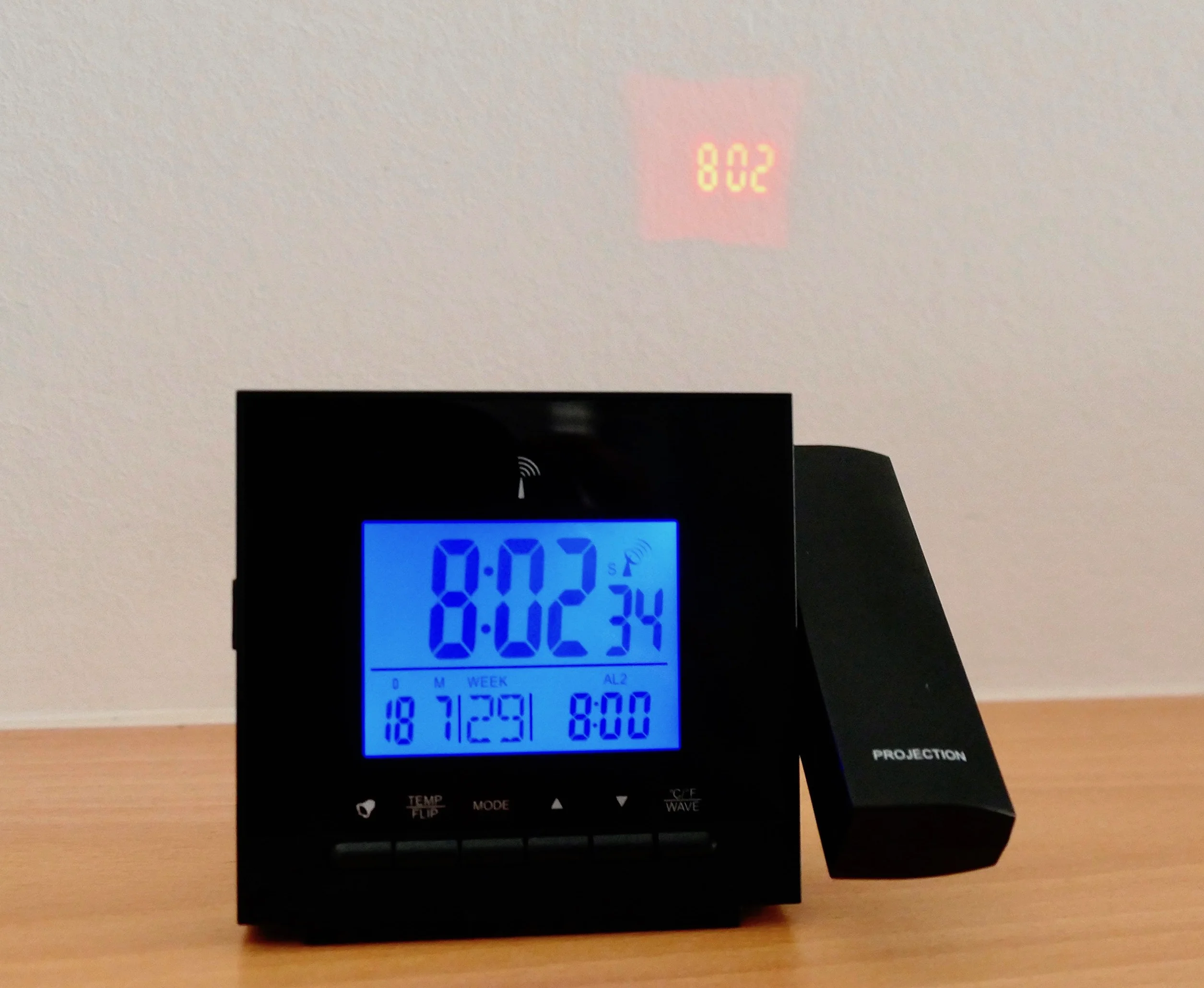TFA Dostmann Sveglia con proiettore soffitto radio Dostmann, 60.5013.01, proiezione di ora/temperatura, due orari di allarme, funzione di ricarica per dispositivi mobili, nero