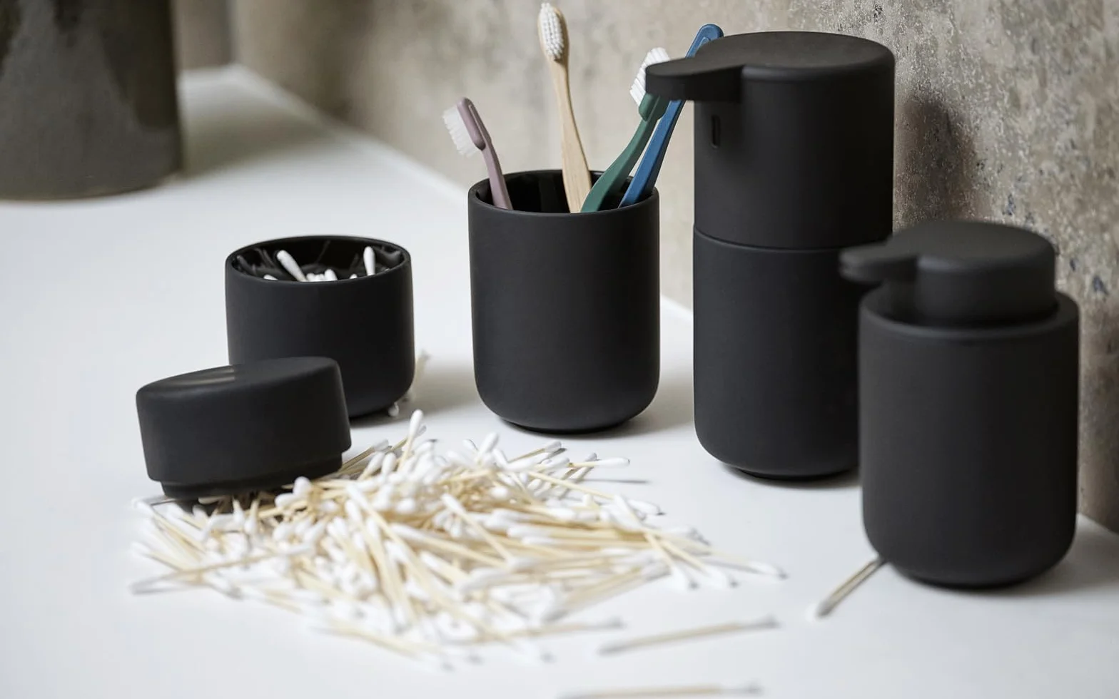 Zone Denmark - Ume, Dispenser per Sapone Liquido, in gres con Rivestimento Soft Touch, Colore Nero