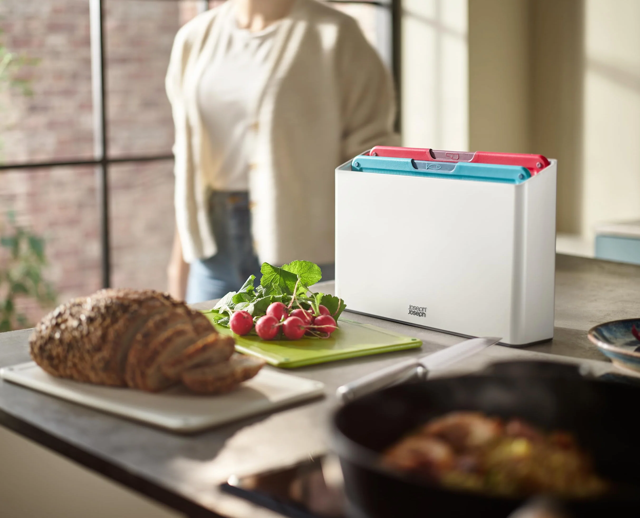 Joseph Joseph Folio Icon, Set di 4 Taglieri da Cucina Antiscivolo con Custodia - Medio, Bianco