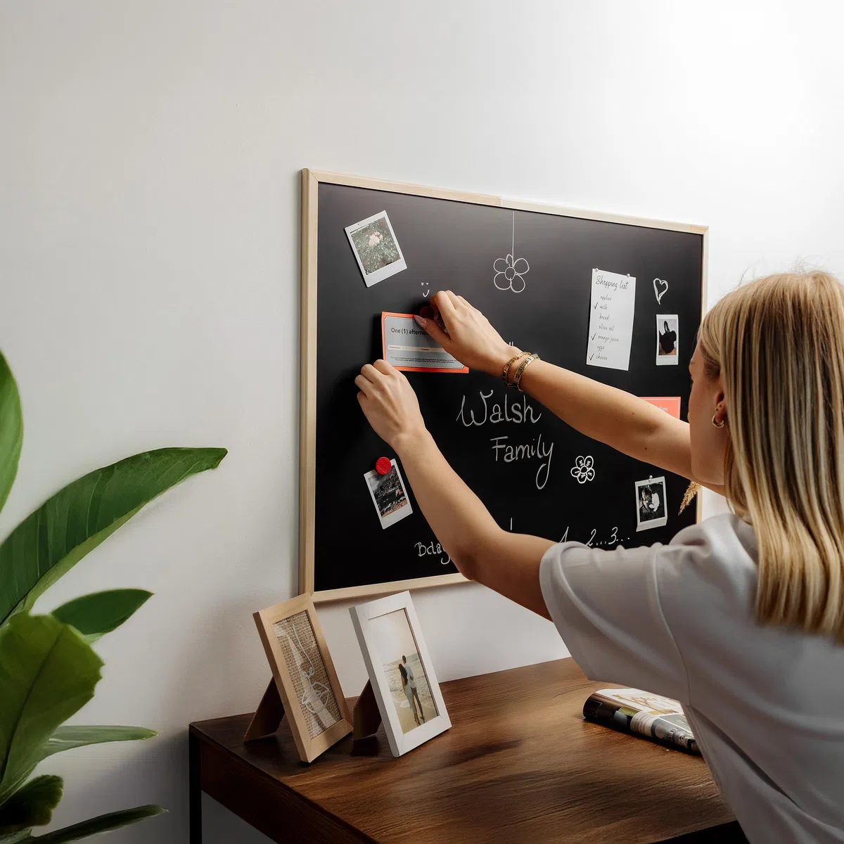 Creative Home Magnetica Lavagna per Gesso 80 x 60 cm (+/- 2) | Lavagna da Parete Nera con Cornice Legno | Bacheca Parete Gessetti - Lavagna Cancellabile | per Scuola, Casa, Ufficio, Cucina per Bambini