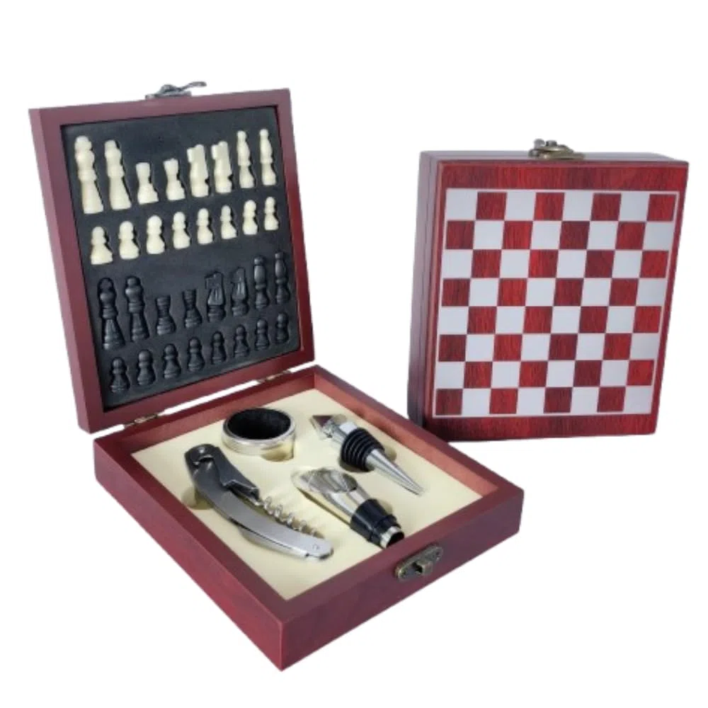 Set Accessori Vino in Scatola di Legno con Scacchiera – Cavatappi, Apribottiglie, Kit Sommelier Completo – Idea Regalo Elegante per Amanti del Vino e degli Scacchi