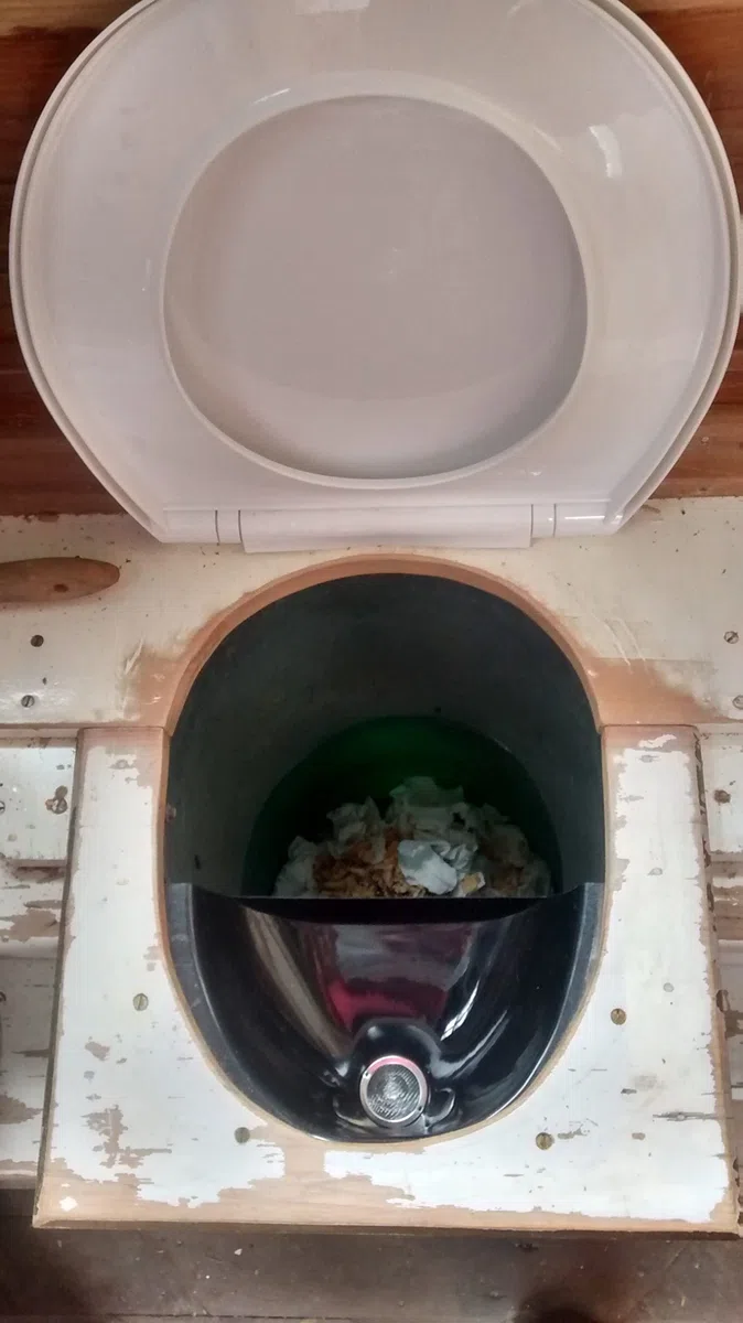 Separatore di urina Free Range Designs | Deviatore classico di urina per toilette a compost | Nero | Made in UK