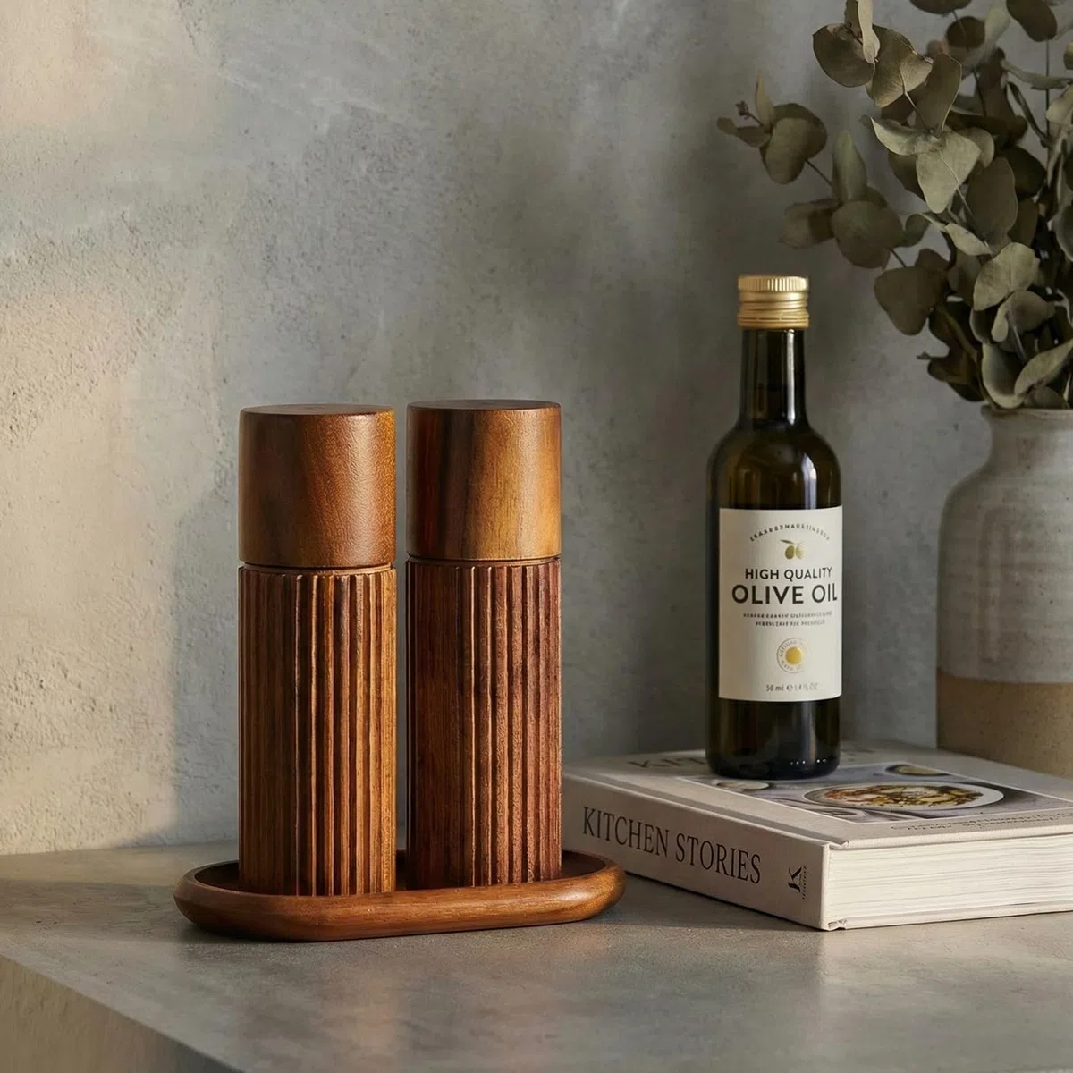 Set Macina Sale e Pepe in Legno di Acacia con Macina in Ceramica – Macinini Manuali con Design Antiscivolo e Coperchi S&P, 16,5 cm (Con Sottobicchiere)
