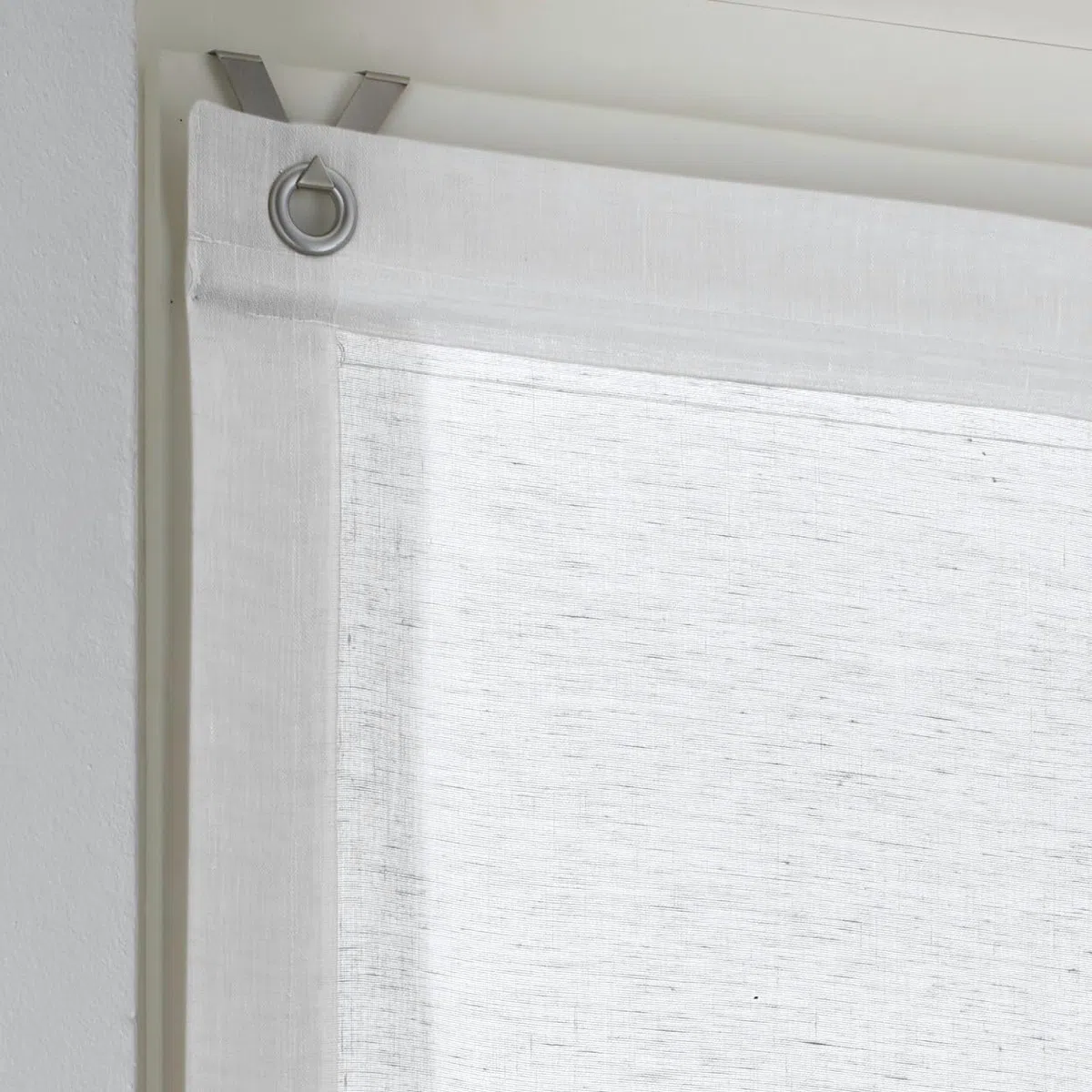 Tenda a rullo con occhielli Brondy, colore bianco semitrasparente, effetto lino con ganci senza foratura, larghezza 80 cm x altezza 140 cm