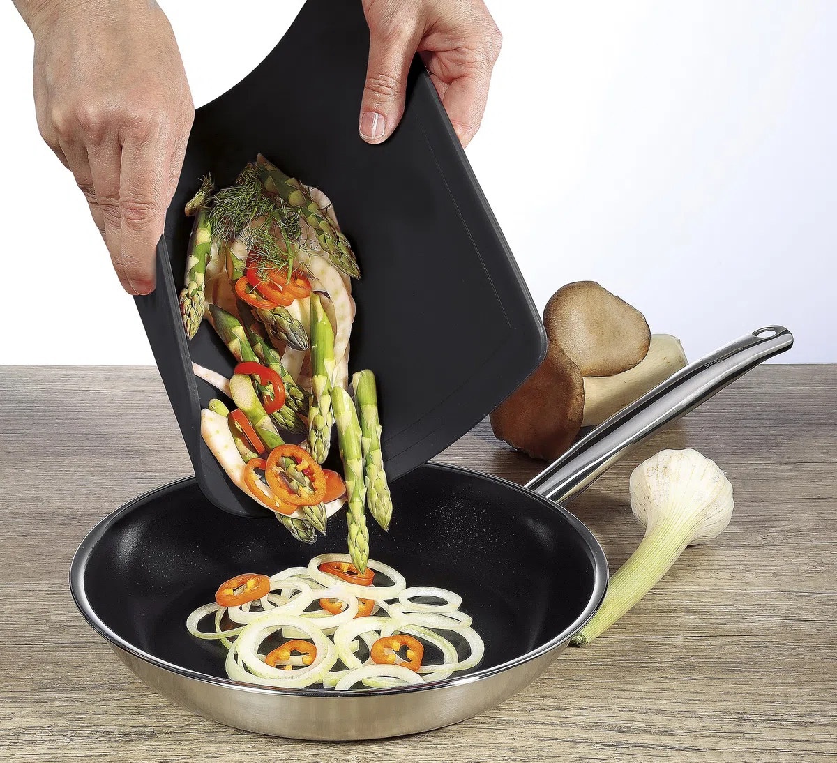 Zassenhaus Premium Line - Tappetino da taglio in poliuretano, nero, 42 x 27,5 cm, flessibile, indeformabile, resistente a temperature fino a 150 °C, robusto per qualsiasi lavoro in cucina, lavabile in