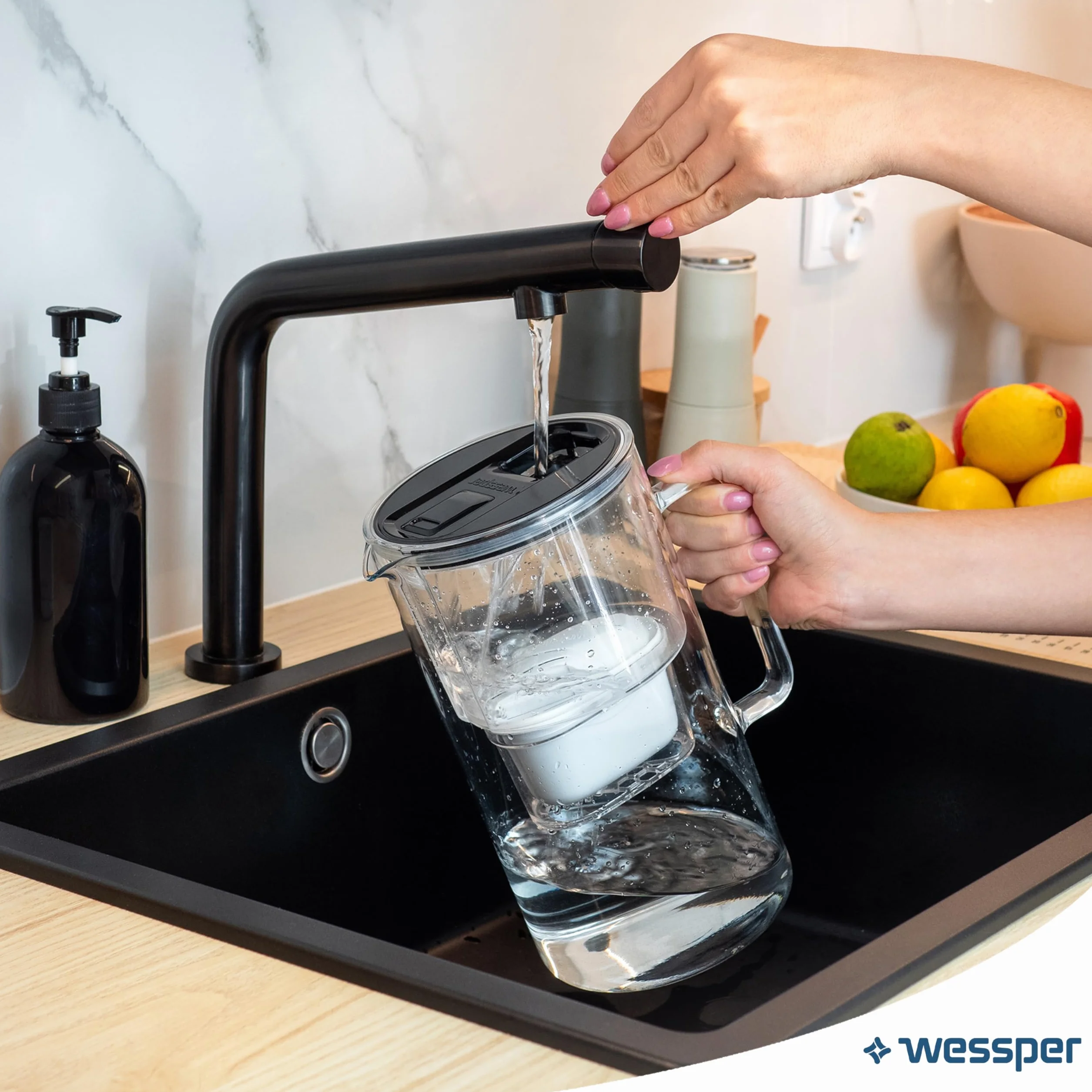 Wessper Caraffa Filtrante Acqua con Indicatore a LED, 3 Litri, Brocca con Cartuccia Filtro Acqua, Caraffa Acqua Filtrante in Vetro, Senza BPA “BPA FREE” - Nero