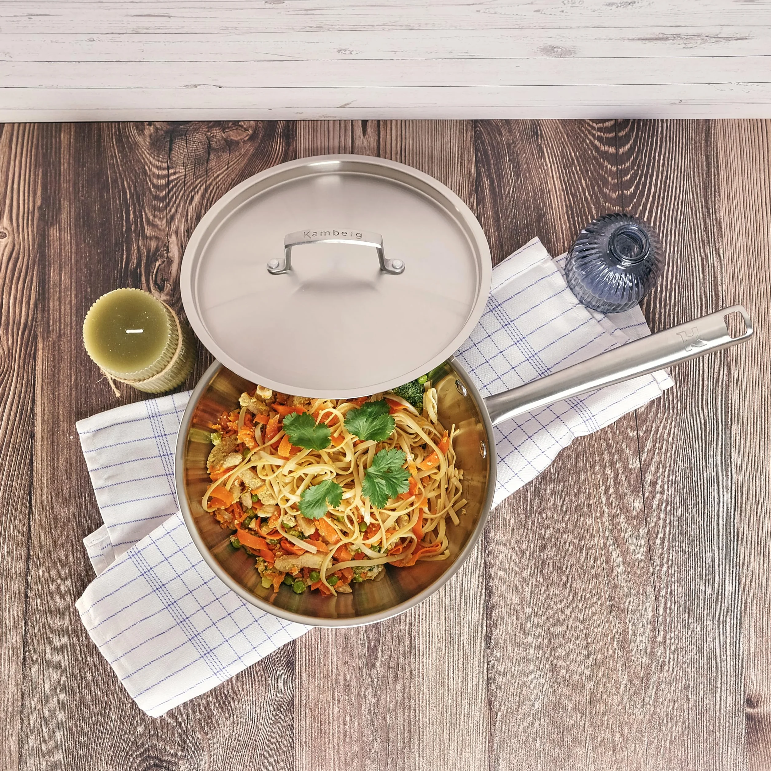 KAMBERG - Wok Ø24 cm in acciaio inox 18/10 Triply - Senza PFAS - Coperchio incluso - Tutti i piani cottura inclusi induzione e forno - 0008280, grigio