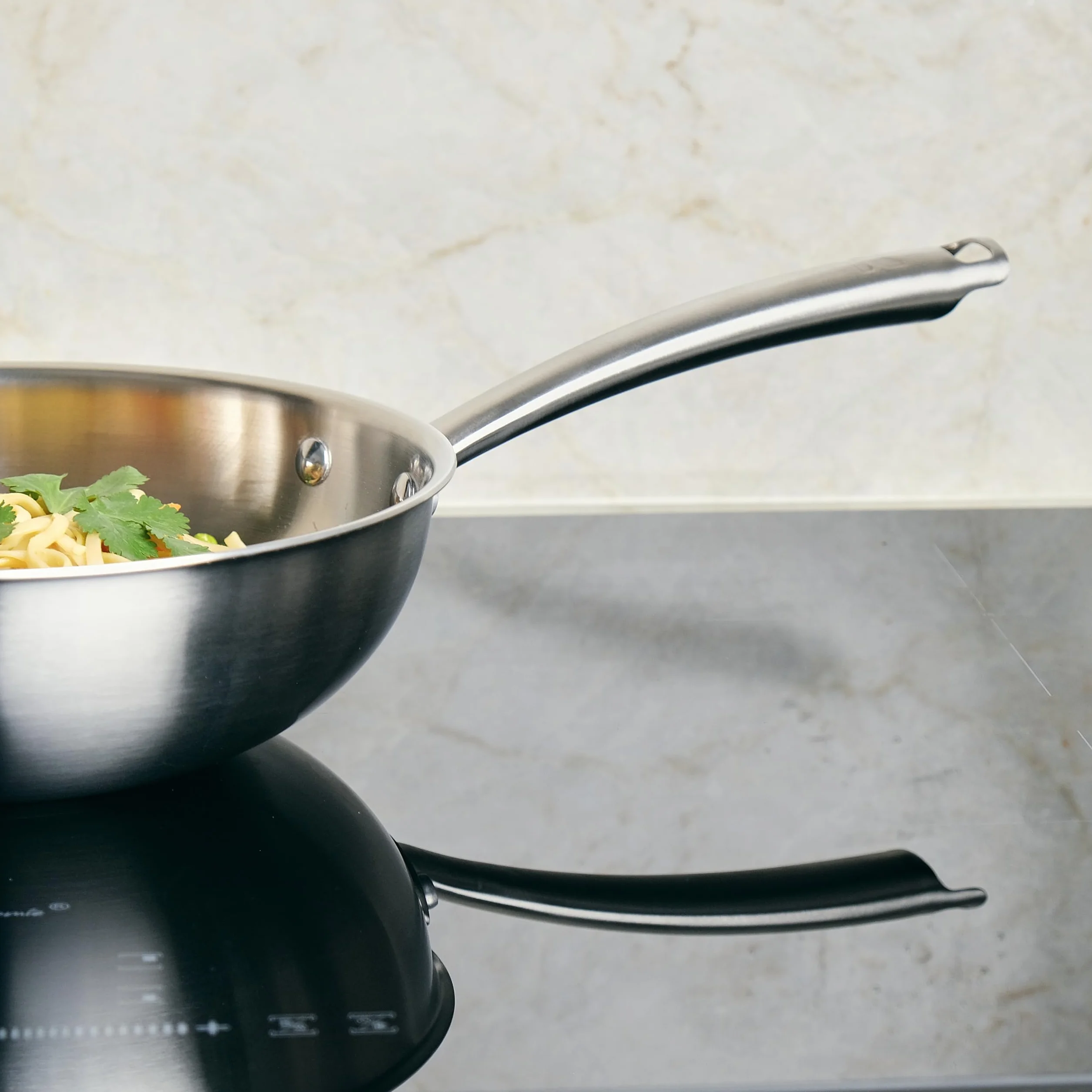 KAMBERG - Wok Ø24 cm in acciaio inox 18/10 Triply - Senza PFAS - Coperchio incluso - Tutti i piani cottura inclusi induzione e forno - 0008280, grigio