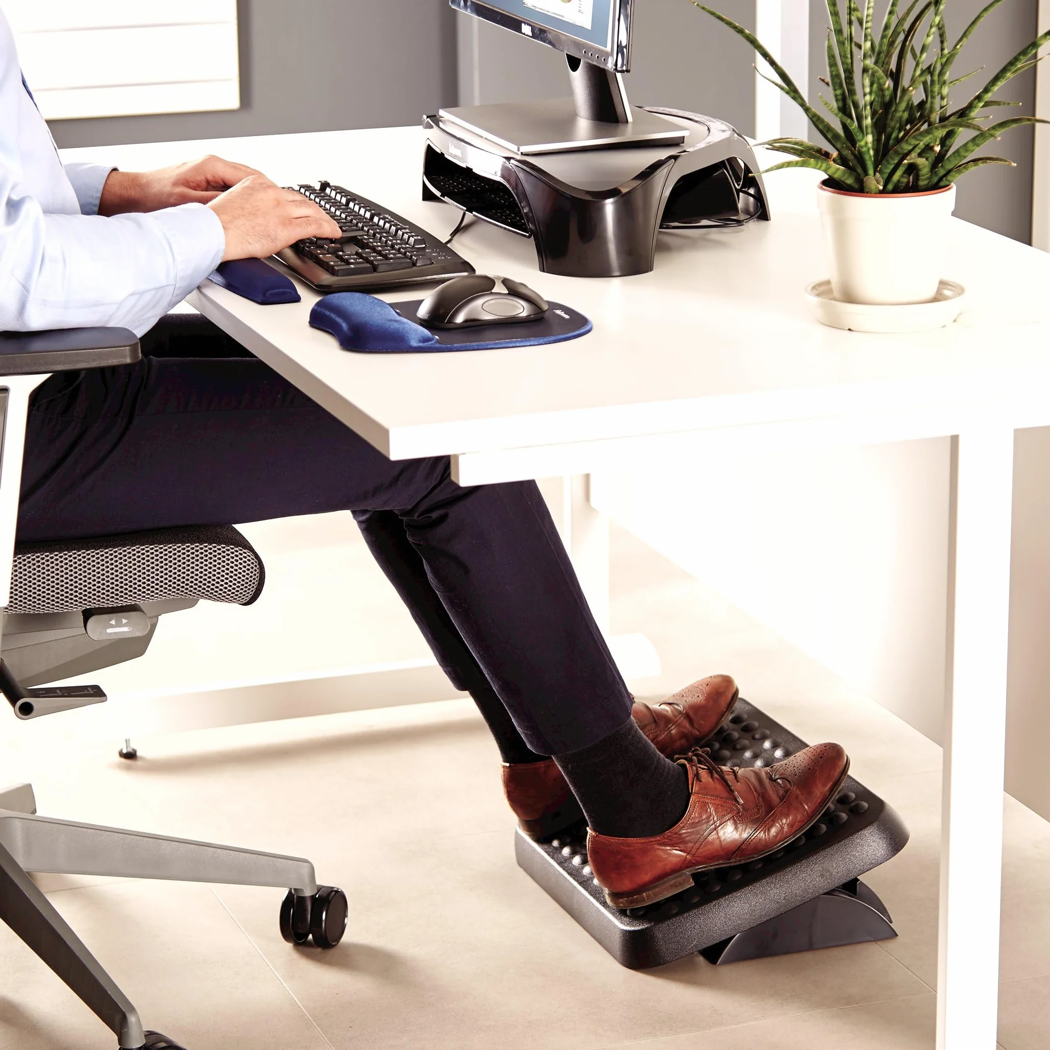 Fellowes poggiapiedi da scrivania standard, regolabile, poggia piedi ergonomico per casa e ufficio, colore nero