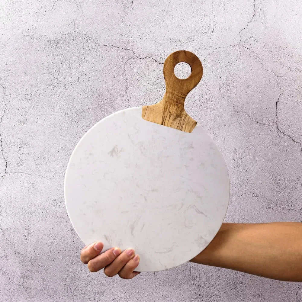 Kadum Tagliere da portata Carrara in marmo bianco e legno di acacia con manico in legno, tagliere rotondo in marmo, per colazione, cucina, formaggio, Ø 25 cm, set da 1